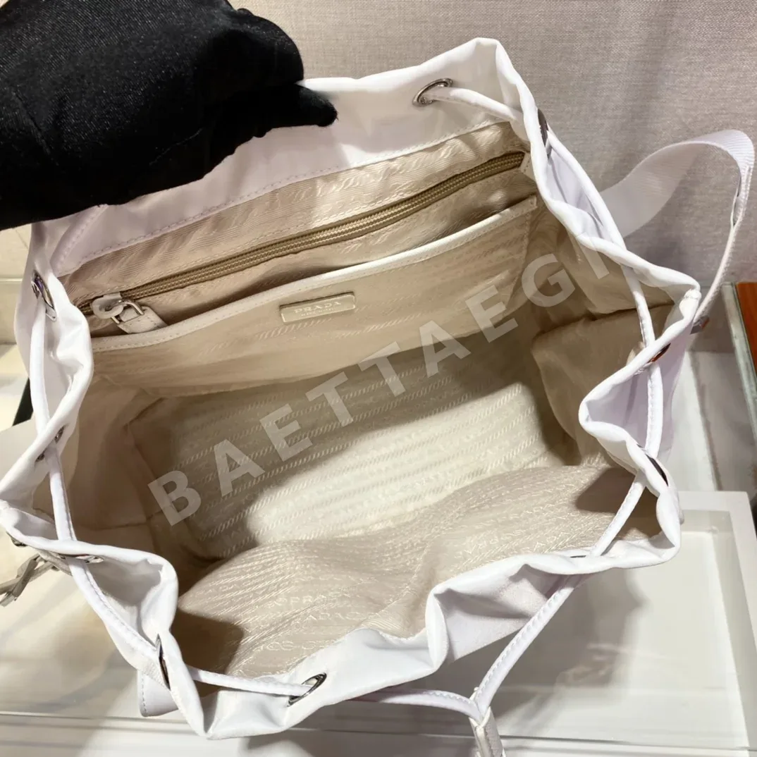 프라다 나일론 삼각로고 백팩 1BZ811 상세 이미지 8