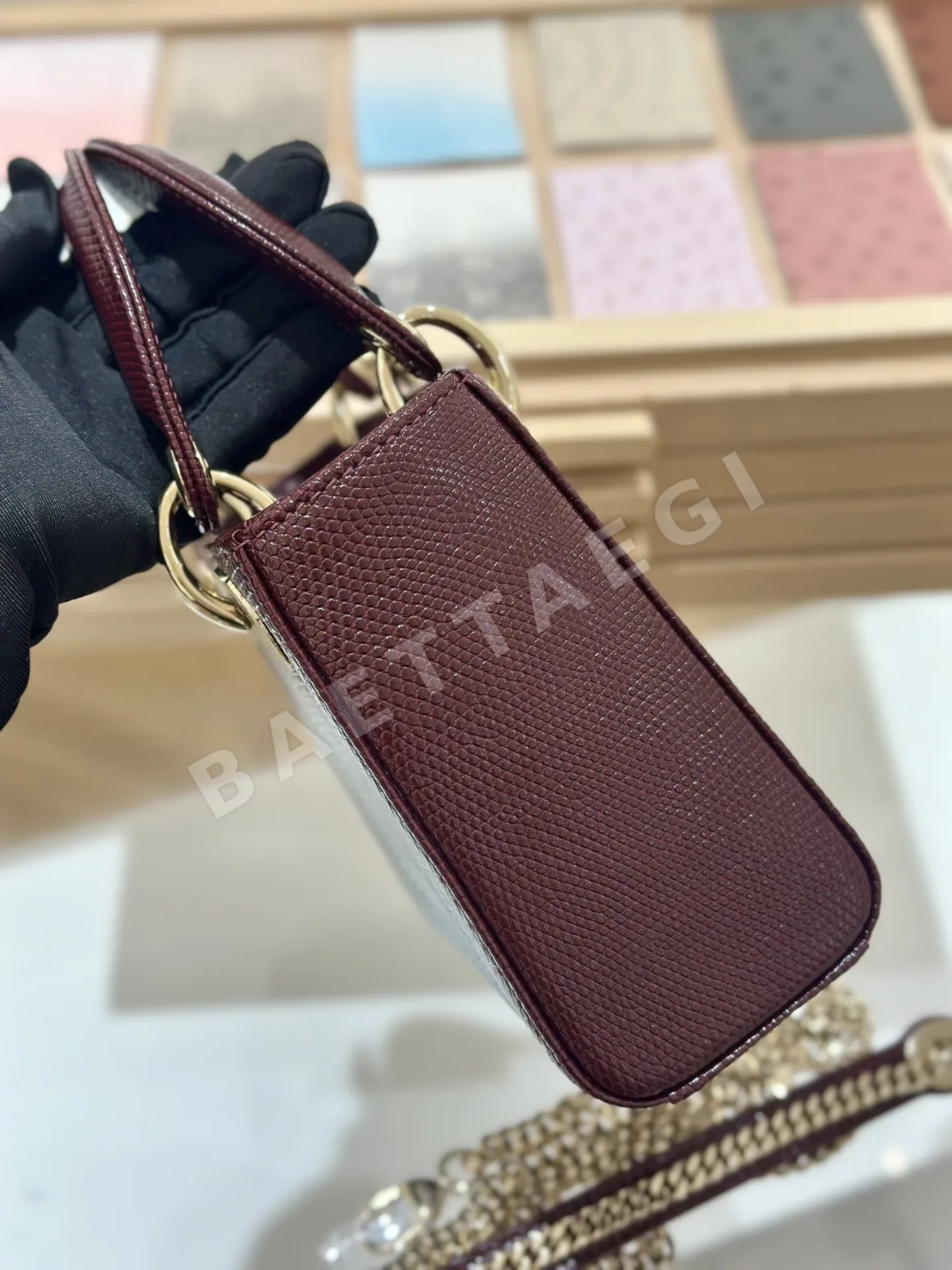 디올 도마뱀 가죽 와인레드 가방 상세 이미지 3