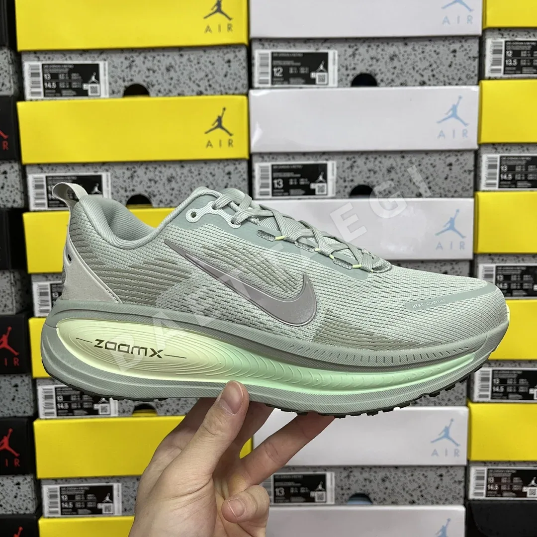 나이키 줌 보메로 18 HM6803-002 201093 Nike Zoom Vomero 18