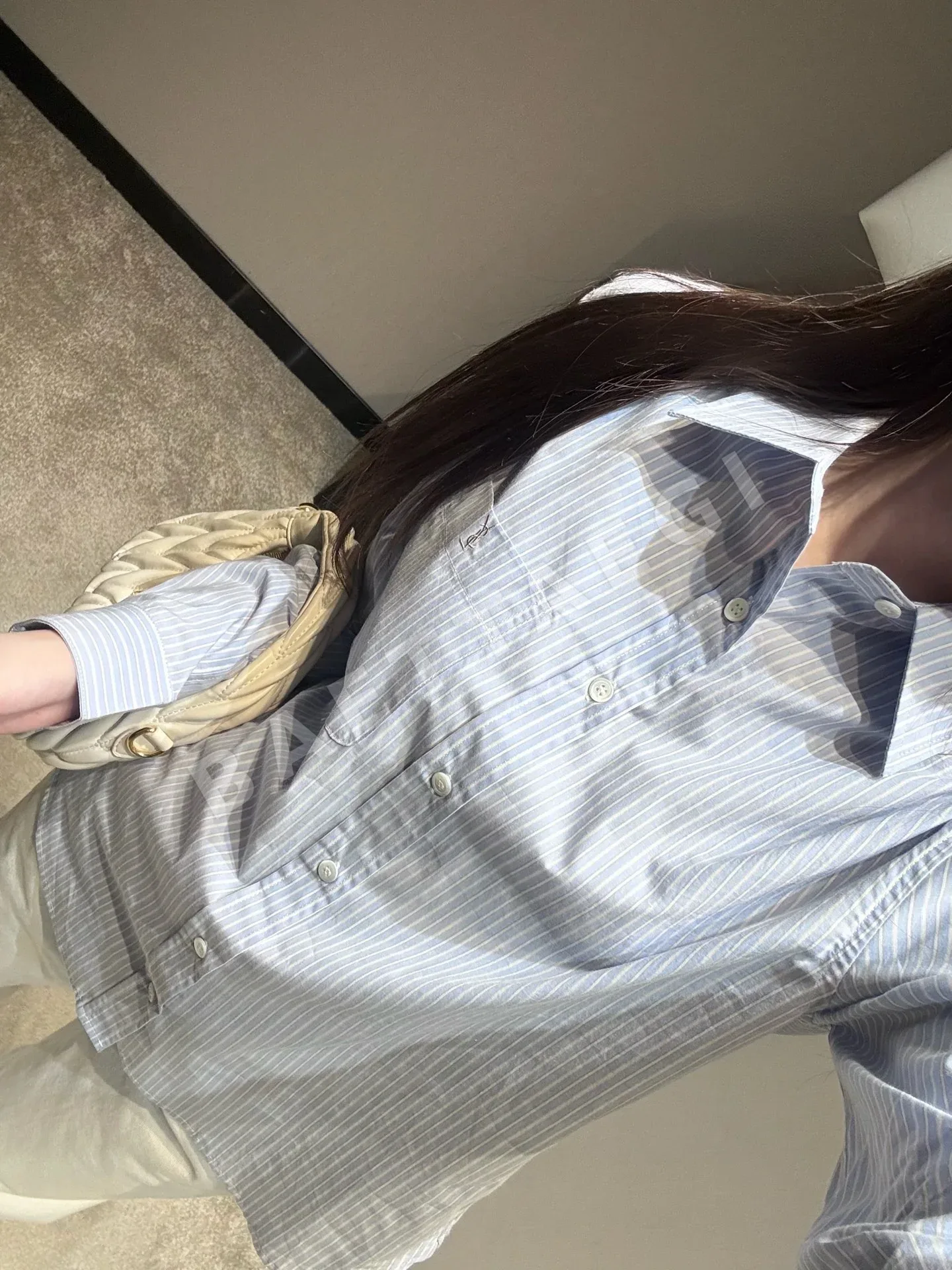 생로랑 로고 스트라이프 긴팔 셔츠 여성의류 상세 이미지 5