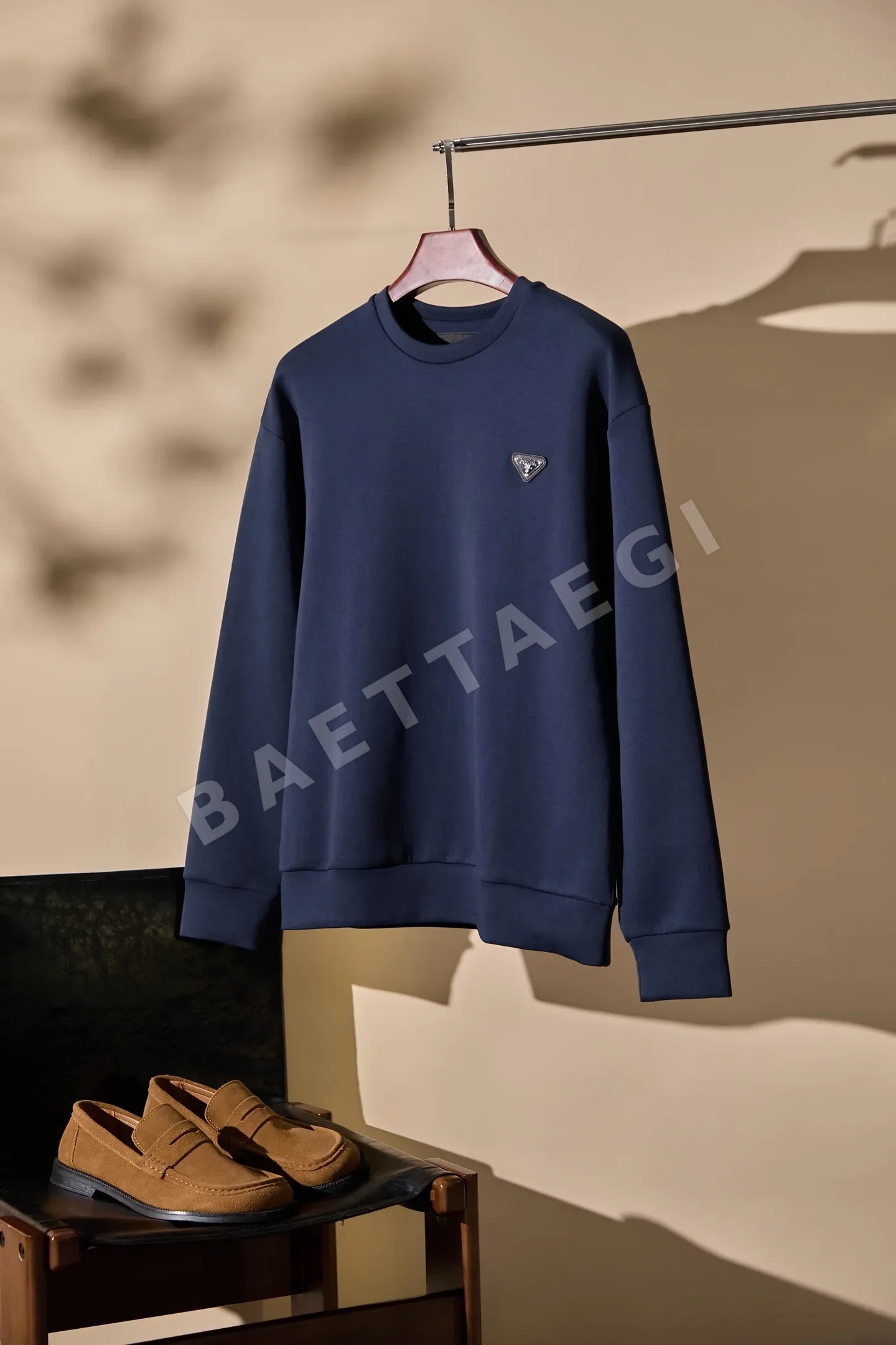프라다 남성 네이비 블랙 라운드넥 긴팔 티셔츠 상세 이미지 4