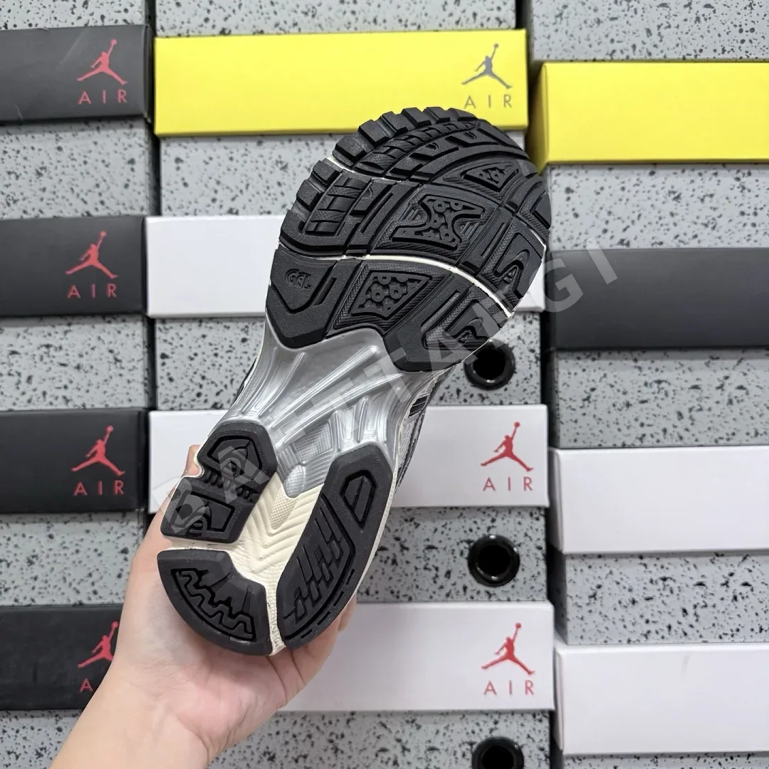 아식스 [WZ] 젤 카야노 14 1201A457-101 200399 Asics Gel-Kayano 14 JJJJound Silver Black 상세 이미지 4