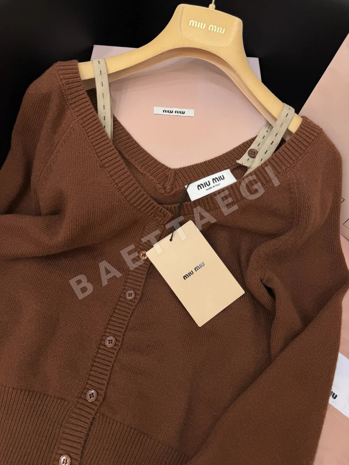 미우미우 캐러멜 오프숄더 브이넥 가디건 상세 이미지 5