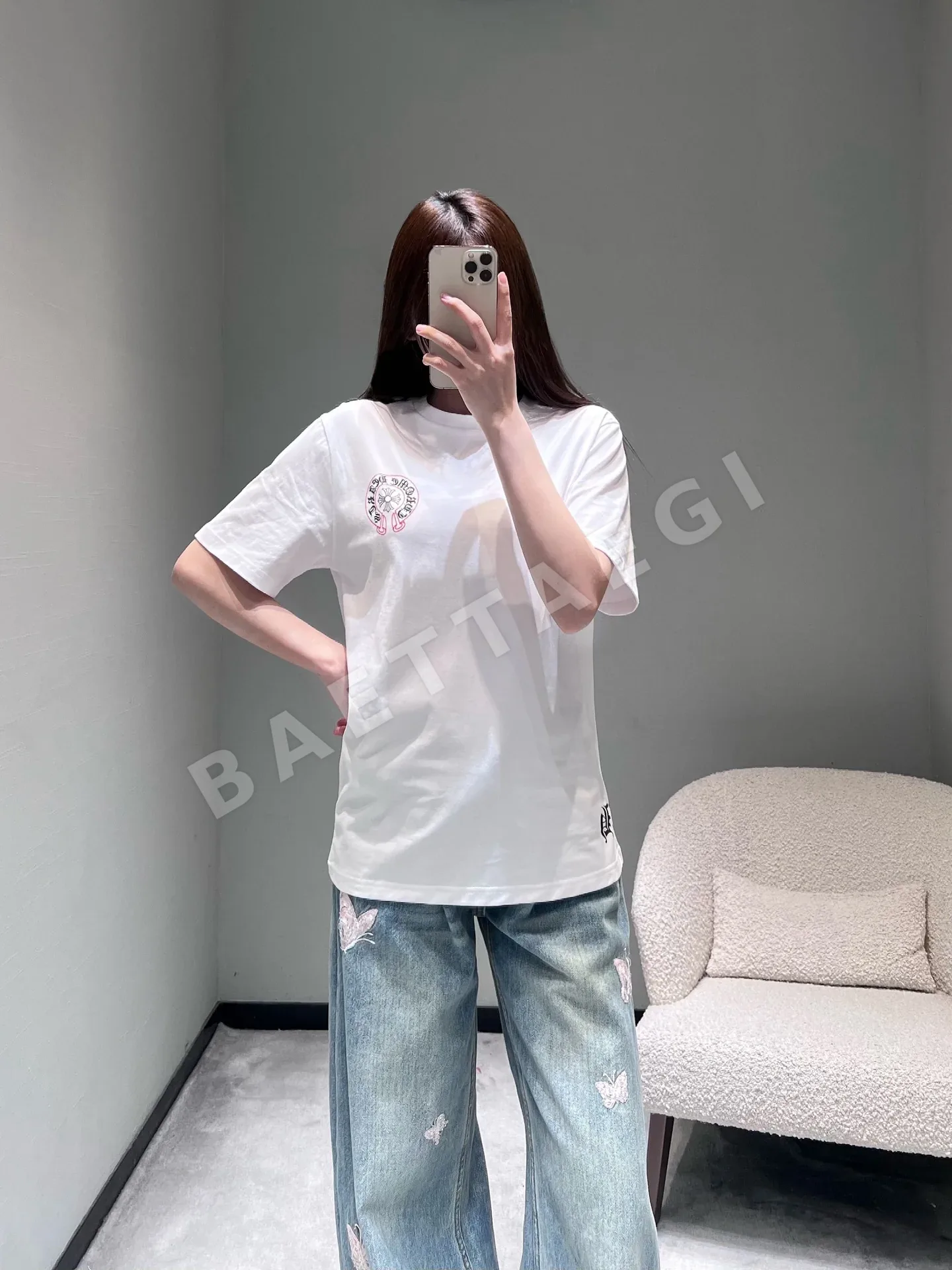 크롬하츠 여성 배지 프린트 반팔 티셔츠 상세 이미지 3