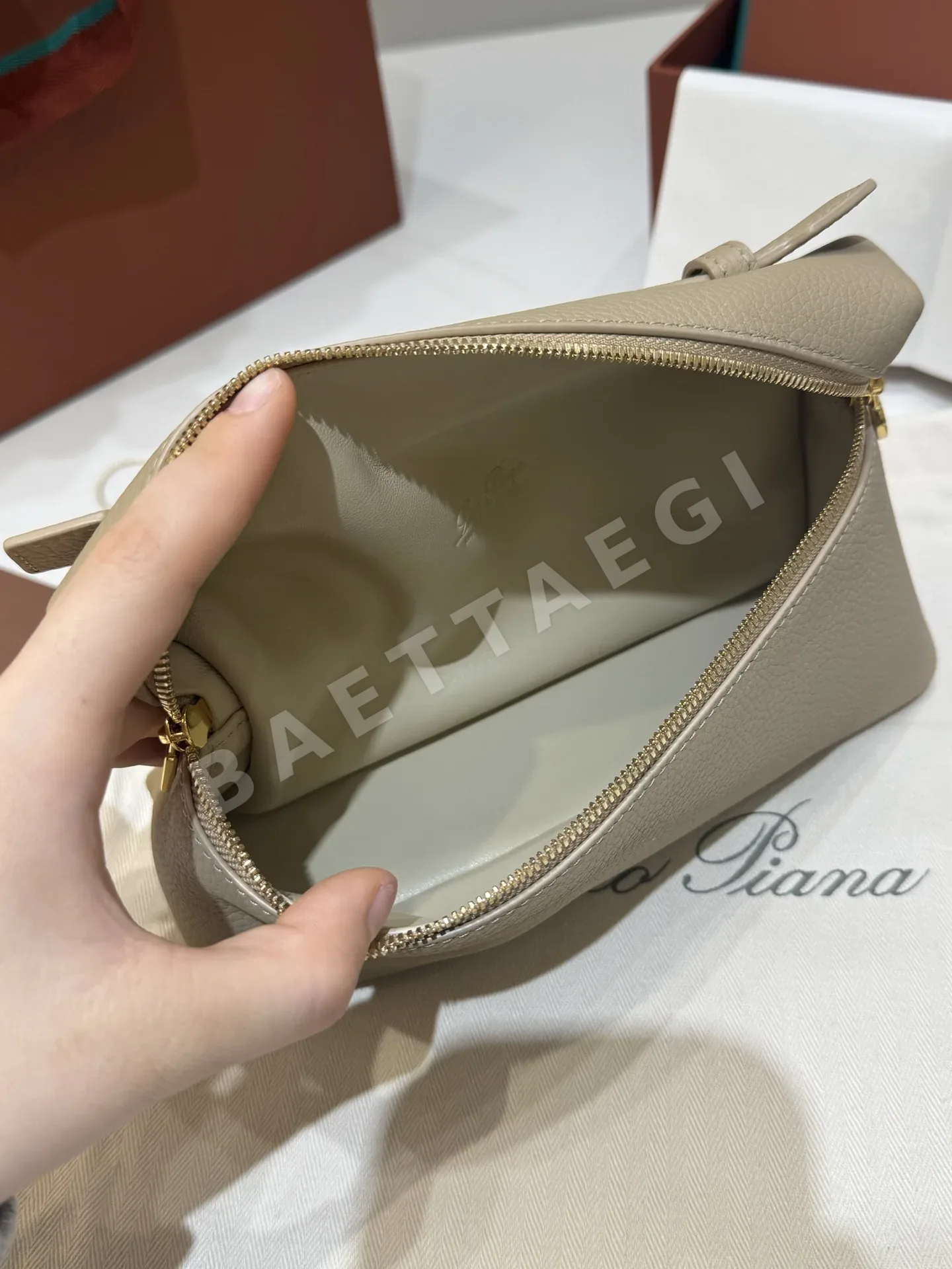 로로피아나 밀크티 골드 버클 핸드백 상세 이미지 6
