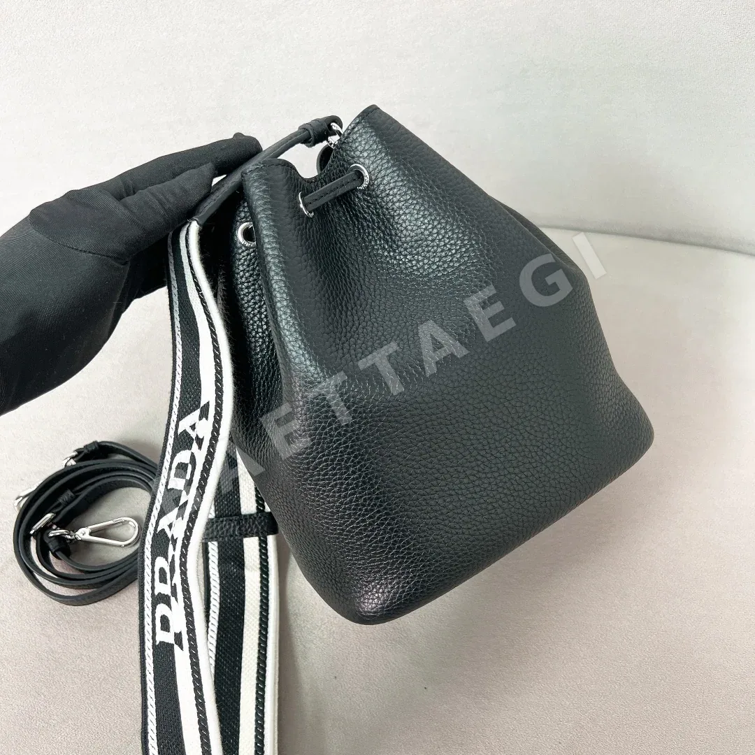 프라다 리치 패턴 카프스킨 버킷백 1BE060 상세 이미지 4