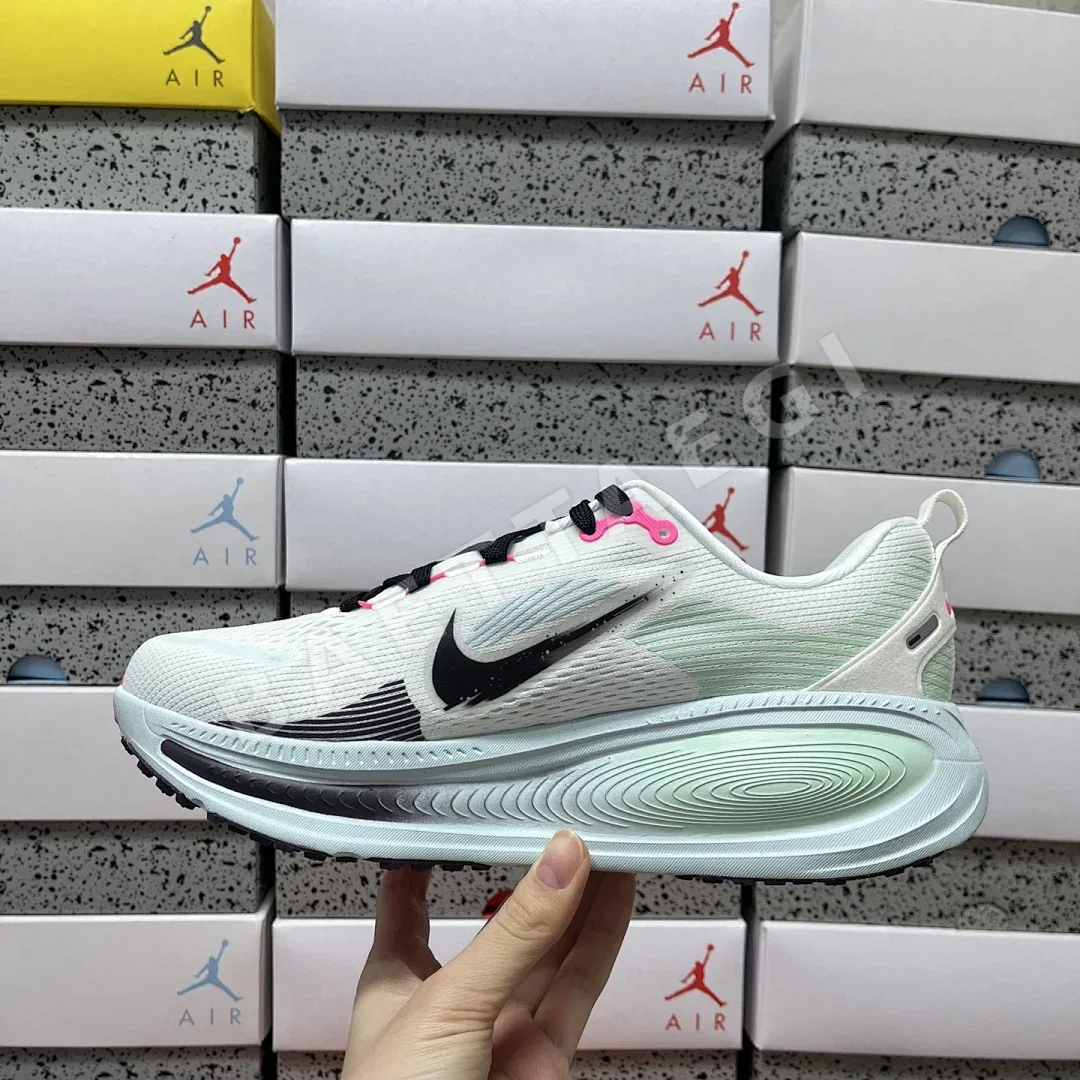 나이키 [XY] 보메로 18 IM6676-104 201156 Nike Vomero 18 White Glacier Blue Hyper Pink 상세 이미지 4