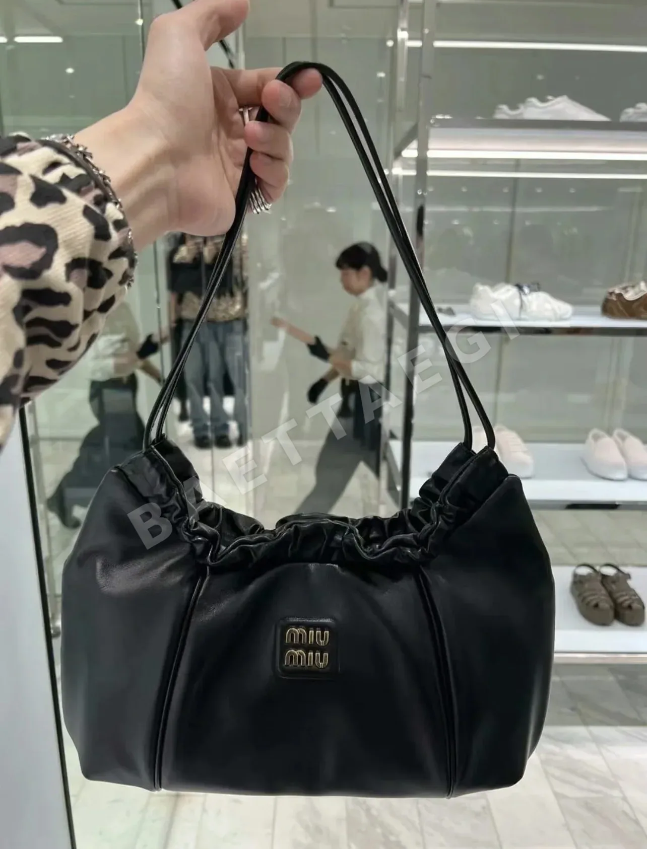 미우미우 램스킨 만두 주름 핸드백 68095