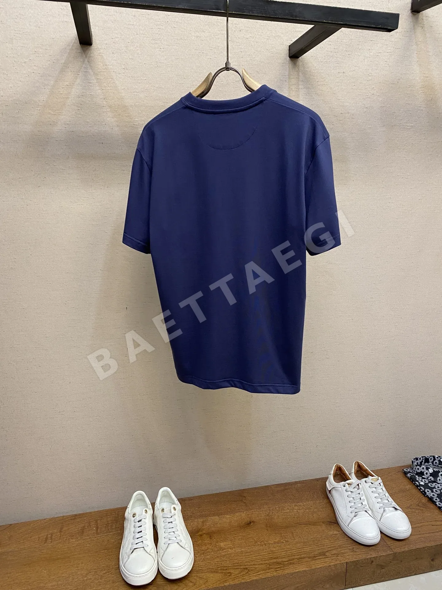 발렌티노 남성 네이비 반팔 티셔츠 상세 이미지 2