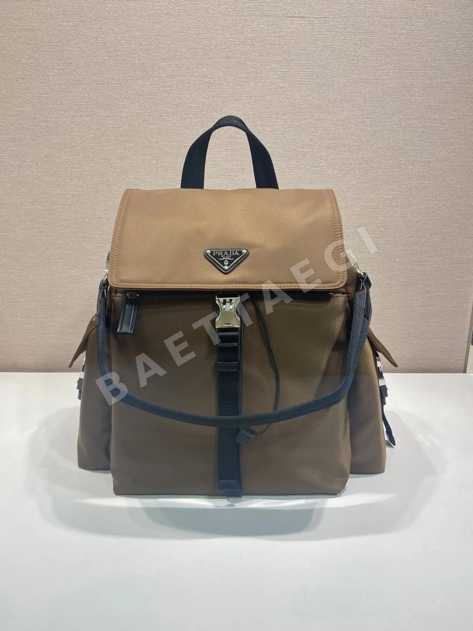 프라다 Explore 멀티포켓 나일론 백팩 2VZ118