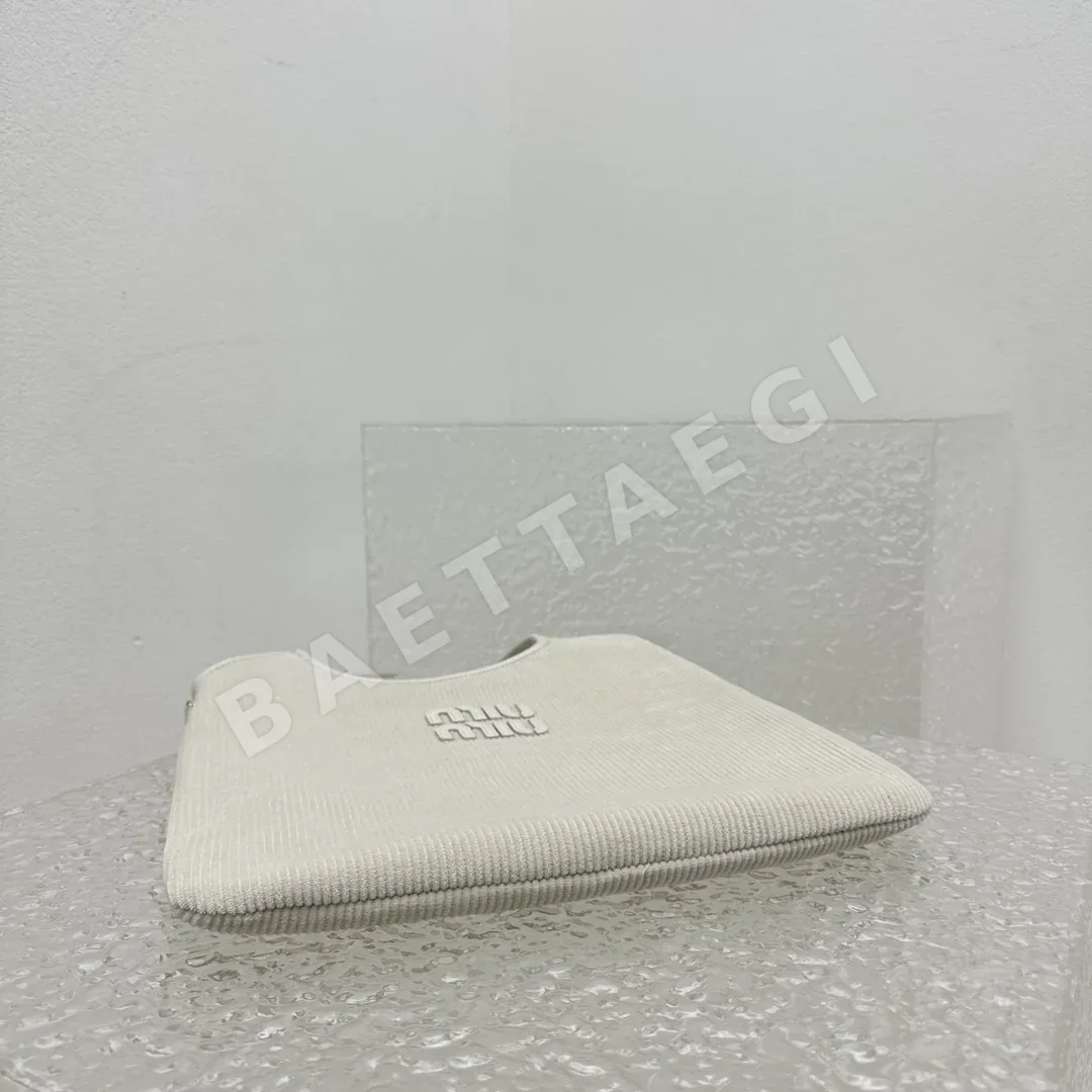 미우미우 연한 회색 코듀로이 토트 숄더백 상세 이미지 4