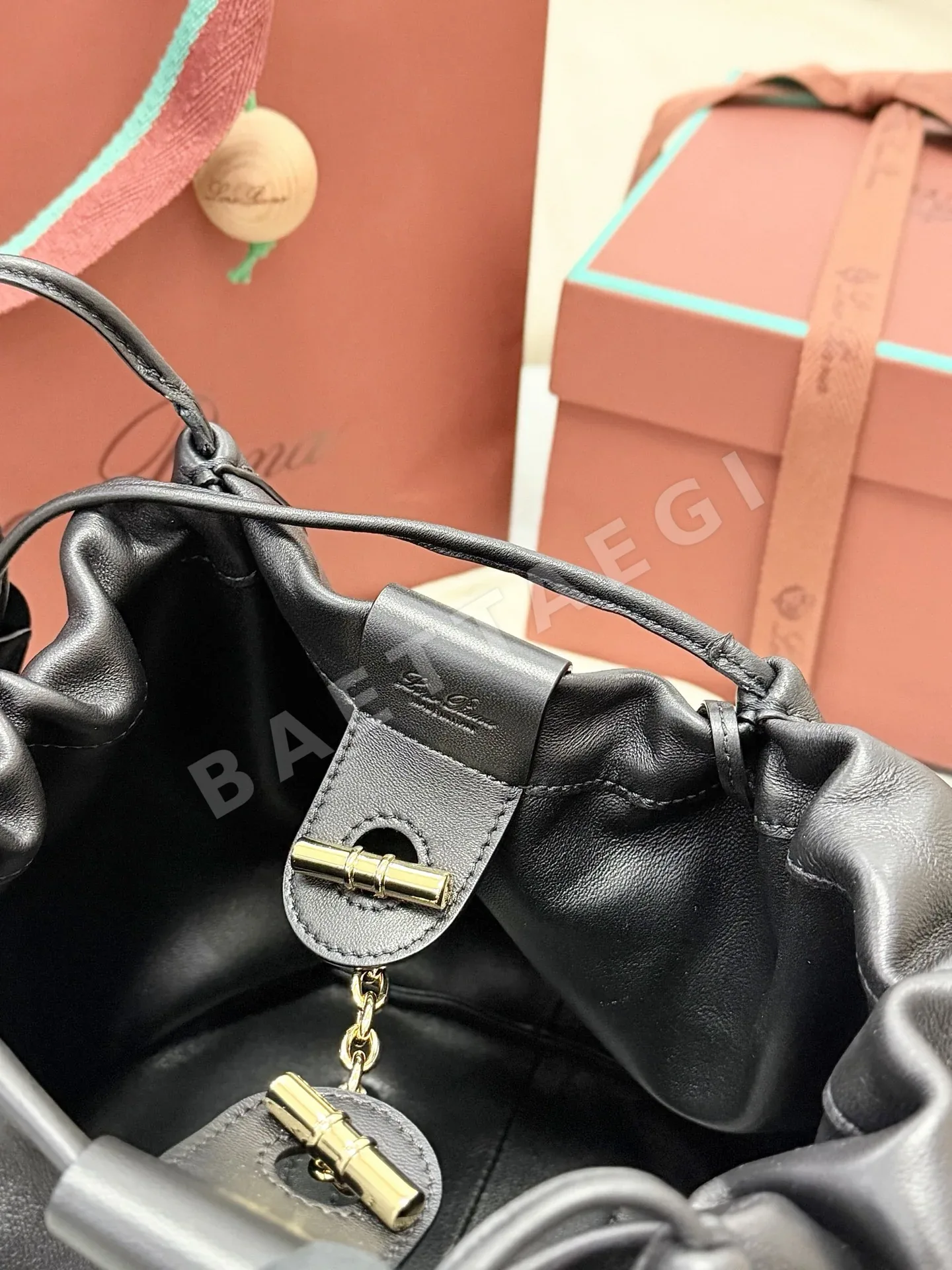로로피아나 베일 소프티 드로스트링 버킷백 상세 이미지 7
