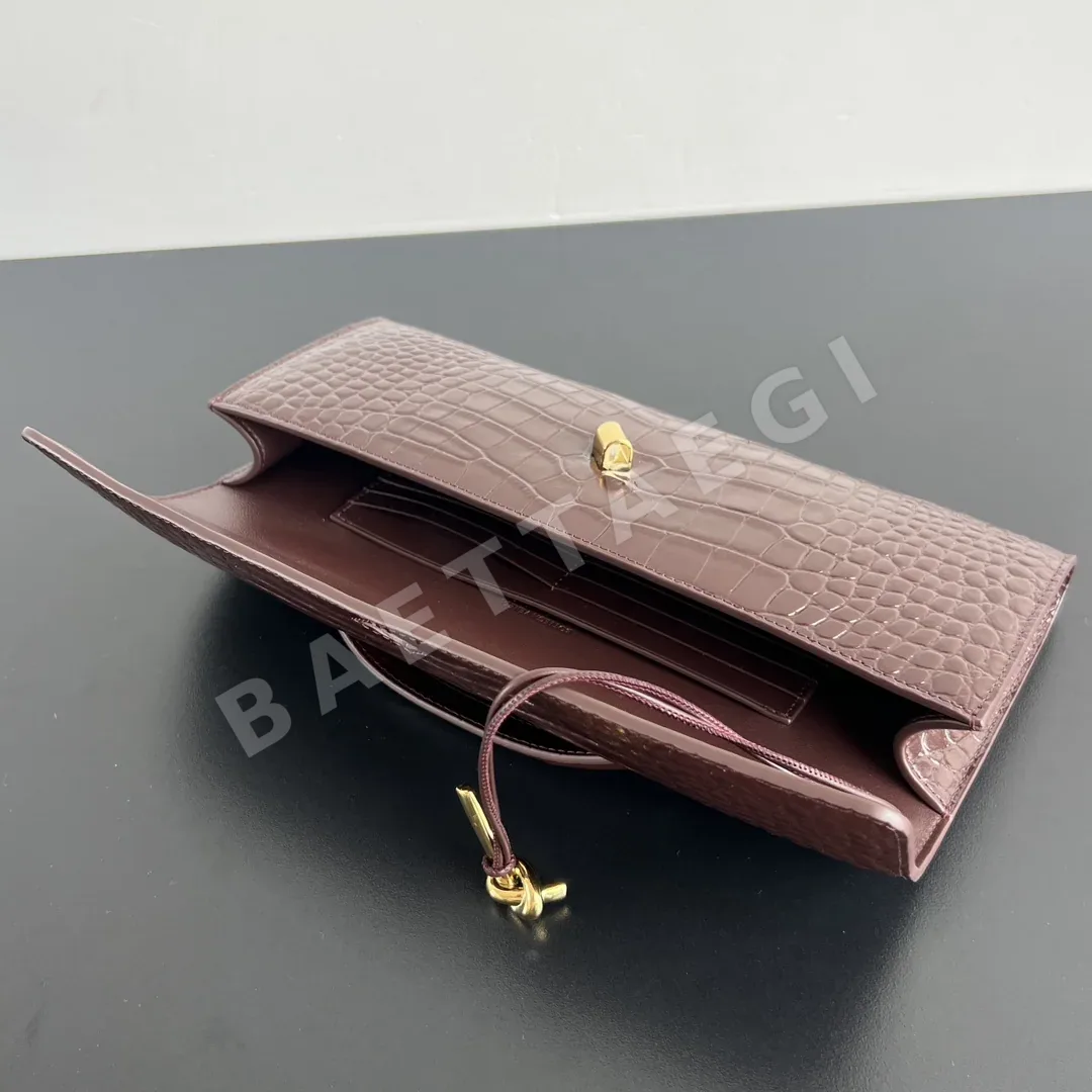 보테가베네타 크로커다일 엠보싱 램스킨 클러치 가방 741511 4721 상세 이미지 5