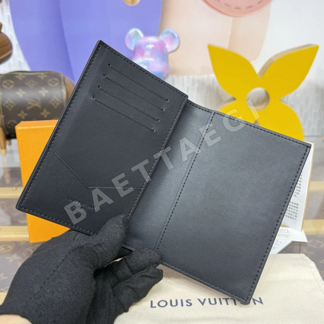 루이비통 모노그램 미드나이트 그레이 플로럴 여권 지갑 상세 이미지 6