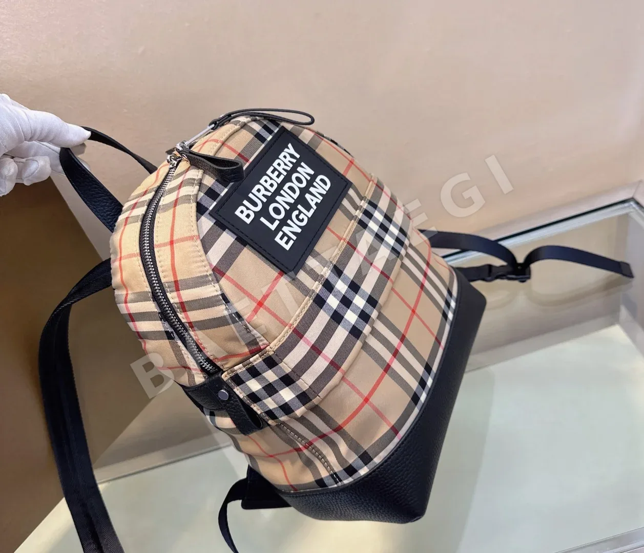 버버리 체크 패턴 소가죽 백팩 상세 이미지 6