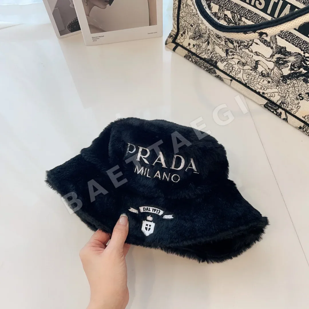 프라다 밍크 퍼 자수 배지 어부 모자 상세 이미지 6