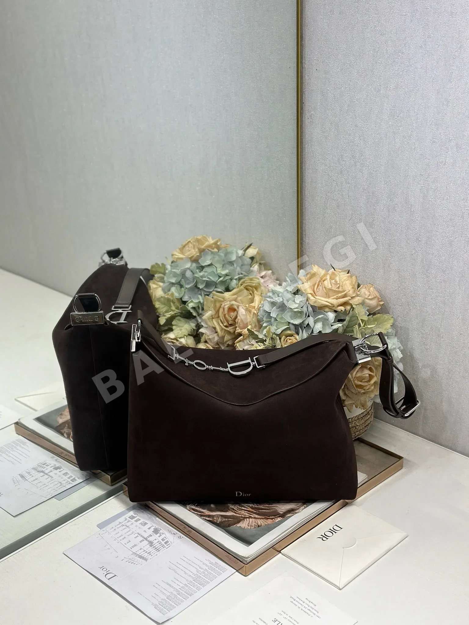 디올 라지 호보 가죽 숄더백 196717