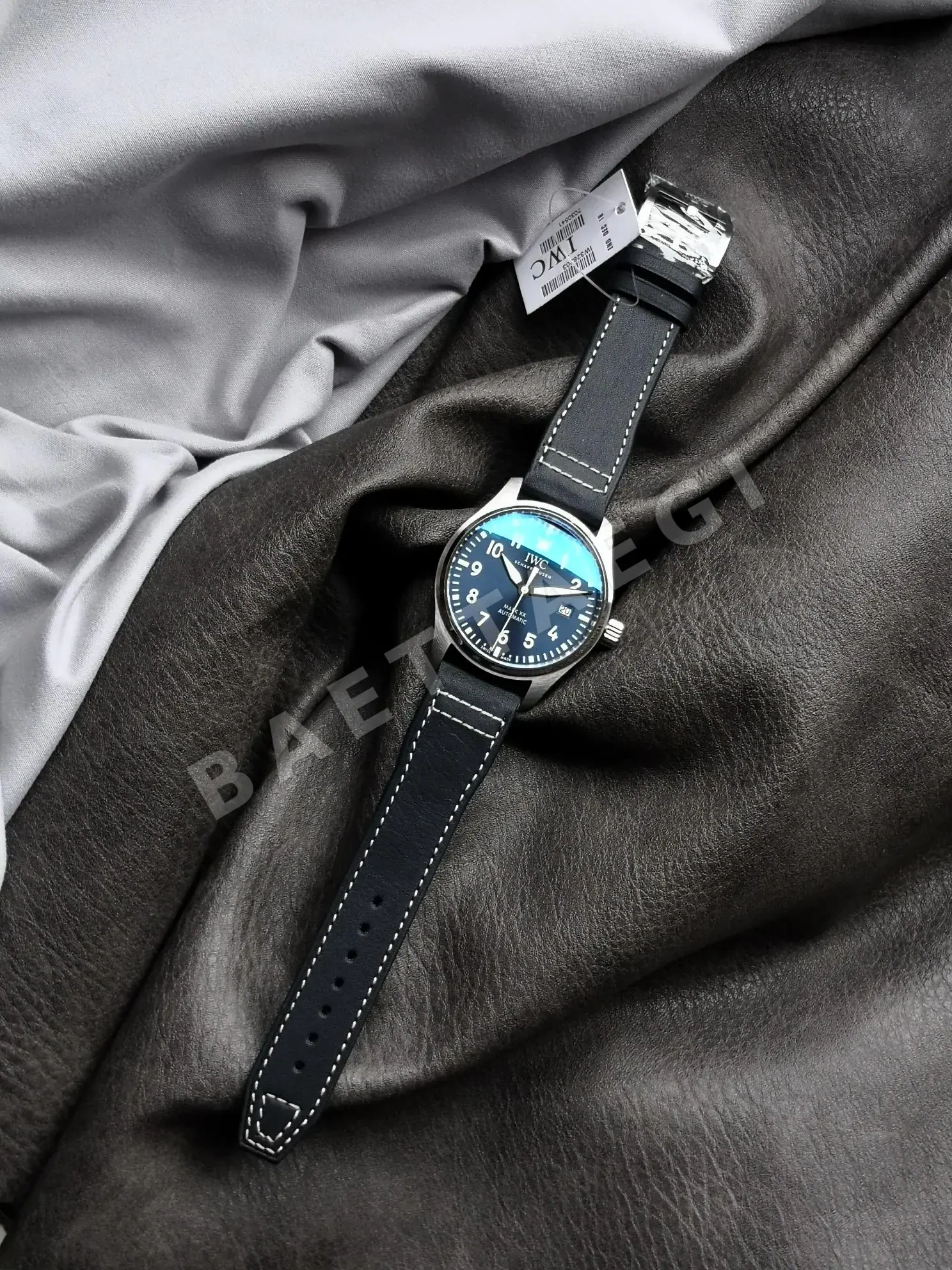 IWC 마크 XX 파일럿 시계 블랙 다이얼 사파이어 글라스 상세 이미지 5