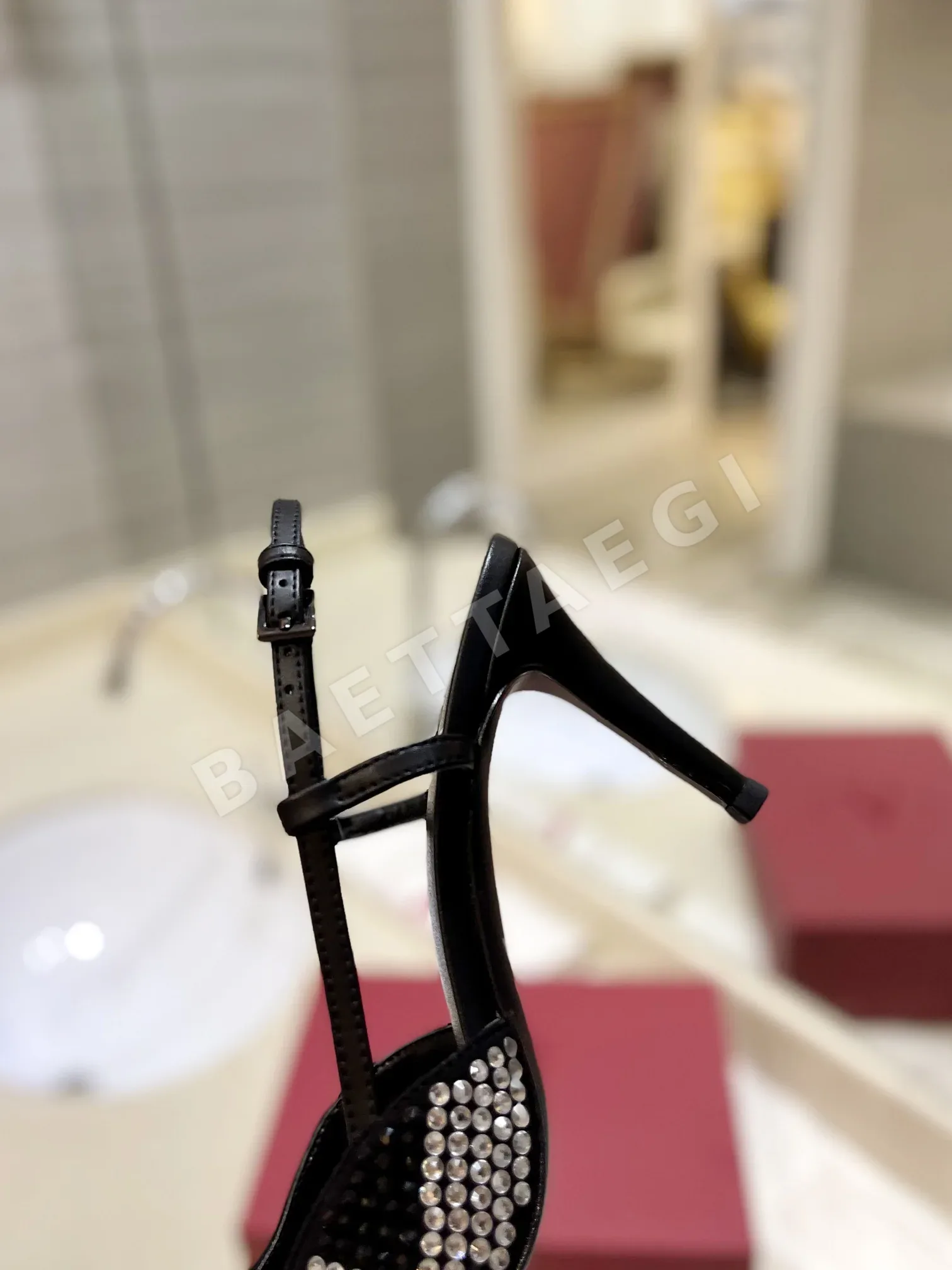 발렌티노 V로고 크리스탈 라인스톤 샌들 상세 이미지 7