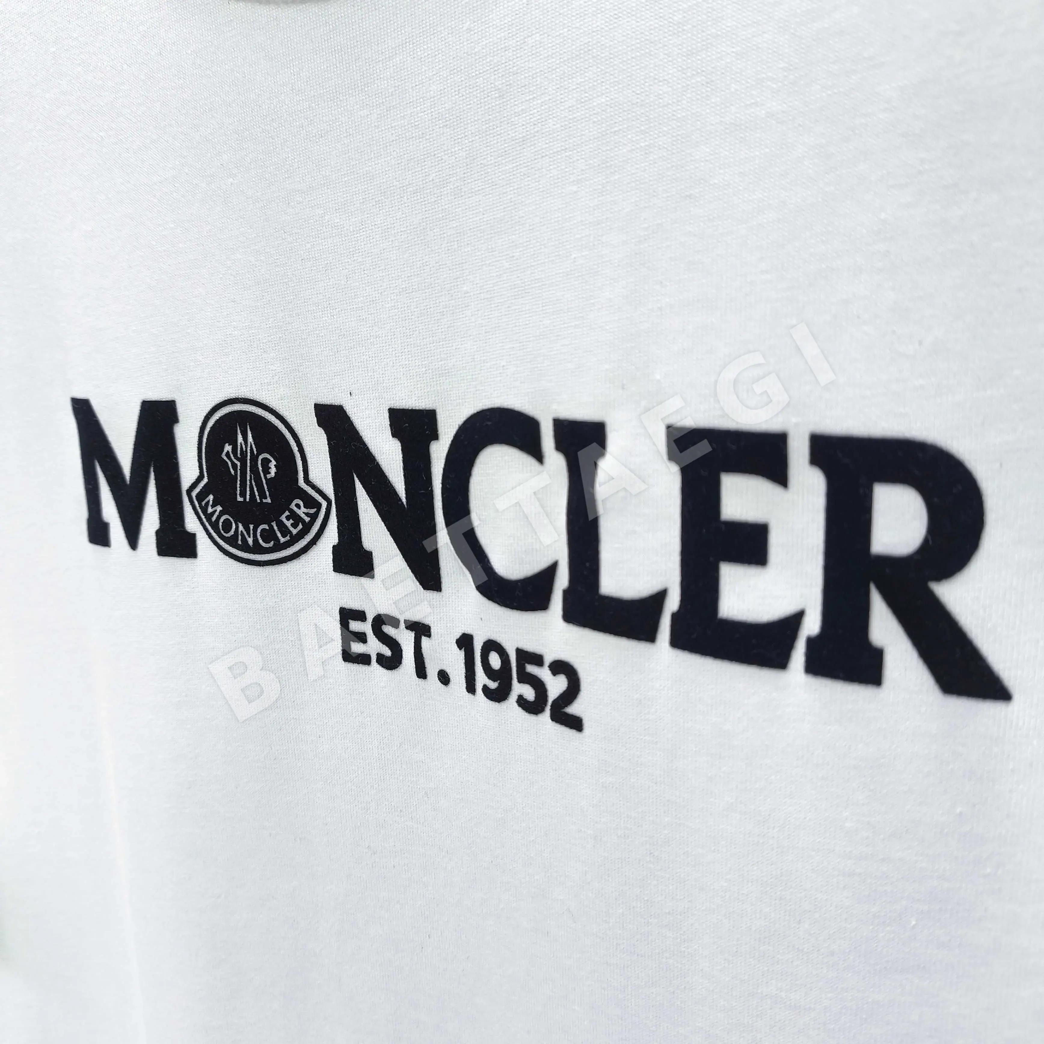 몽클레르 플로키 가공 레터 프린트 여성 반팔 티셔츠 상세 이미지 5