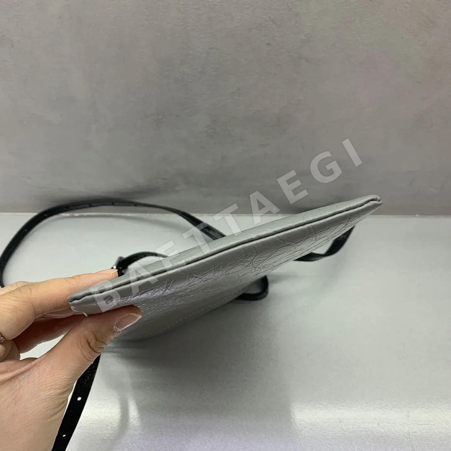 발렌시아가 쇼퍼 폰 홀더 상세 이미지 5