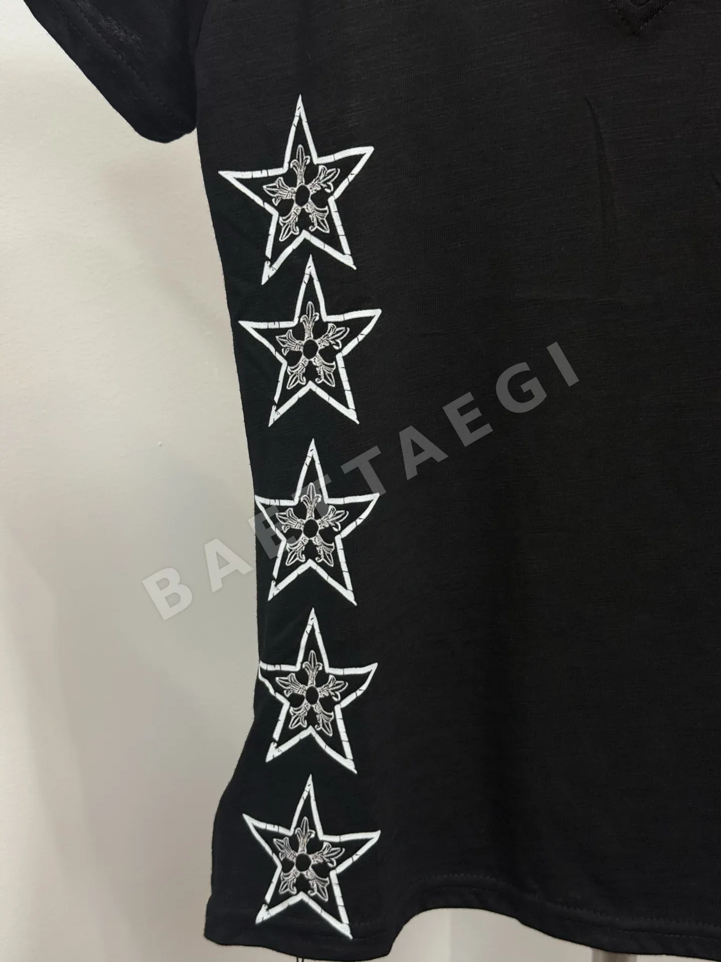 크롬하츠 산스크리트어 펜타그램 스크롤 V넥 반팔 티셔츠 상세 이미지 4