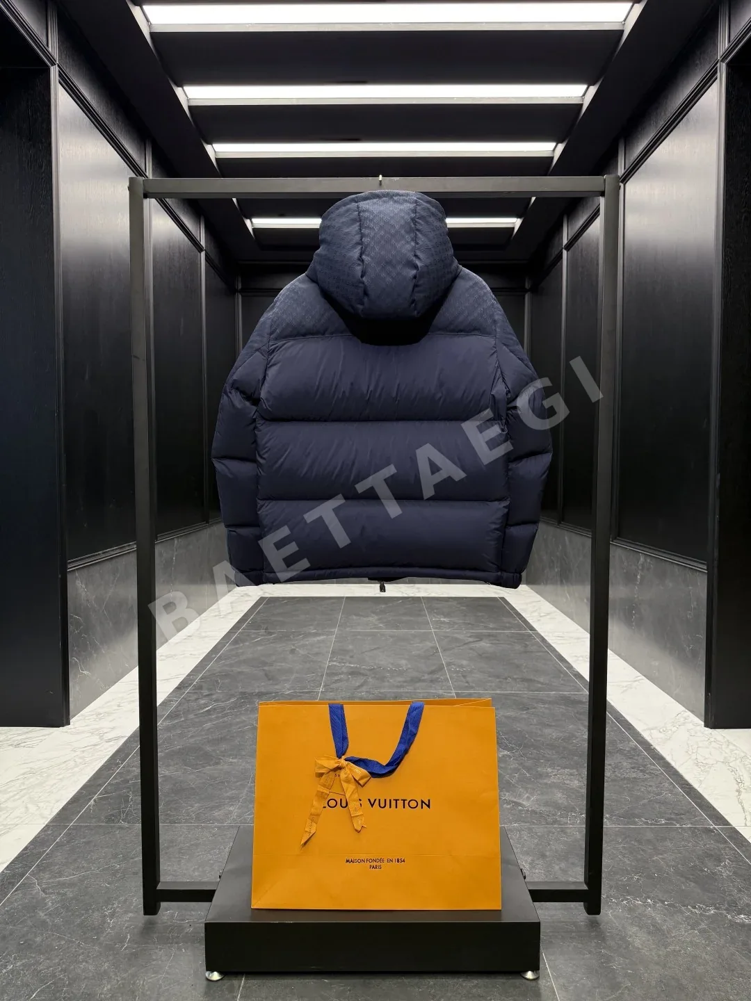 루이비통 모노그램 3D 자카드 구스 다운 패딩 재킷 상세 이미지 9