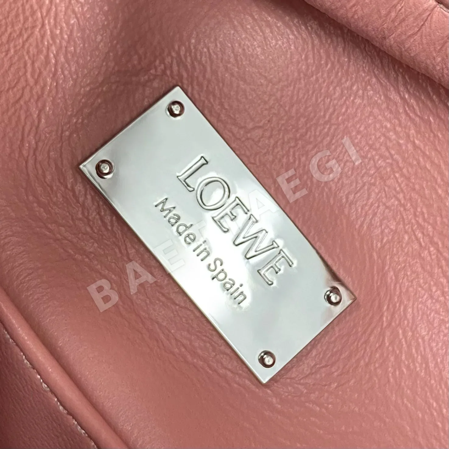 로에베 퍼즐 나파 가죽 라운드 미니 가방 상세 이미지 9