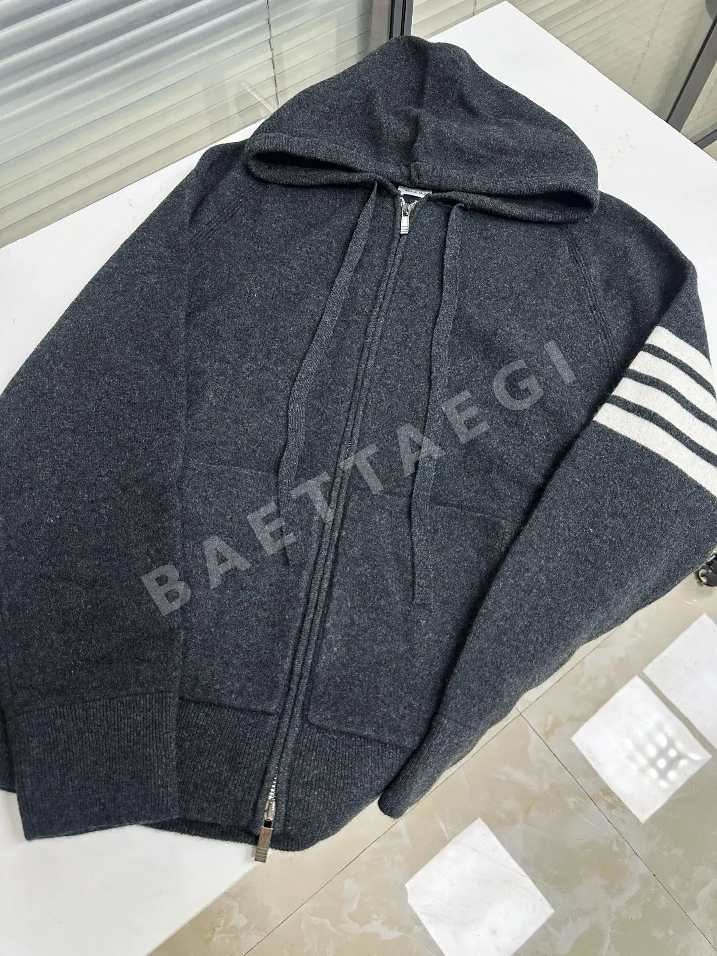 톰브라운 클래식 울 후드 자켓 WT284229 상세 이미지 5