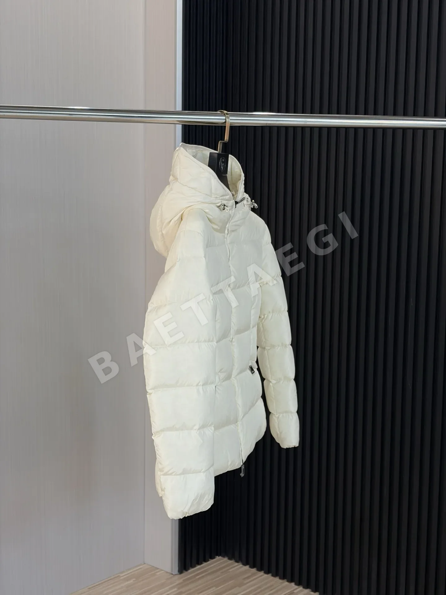몽클레르 아보체 후드 쇼트 다운 자켓 상세 이미지 3