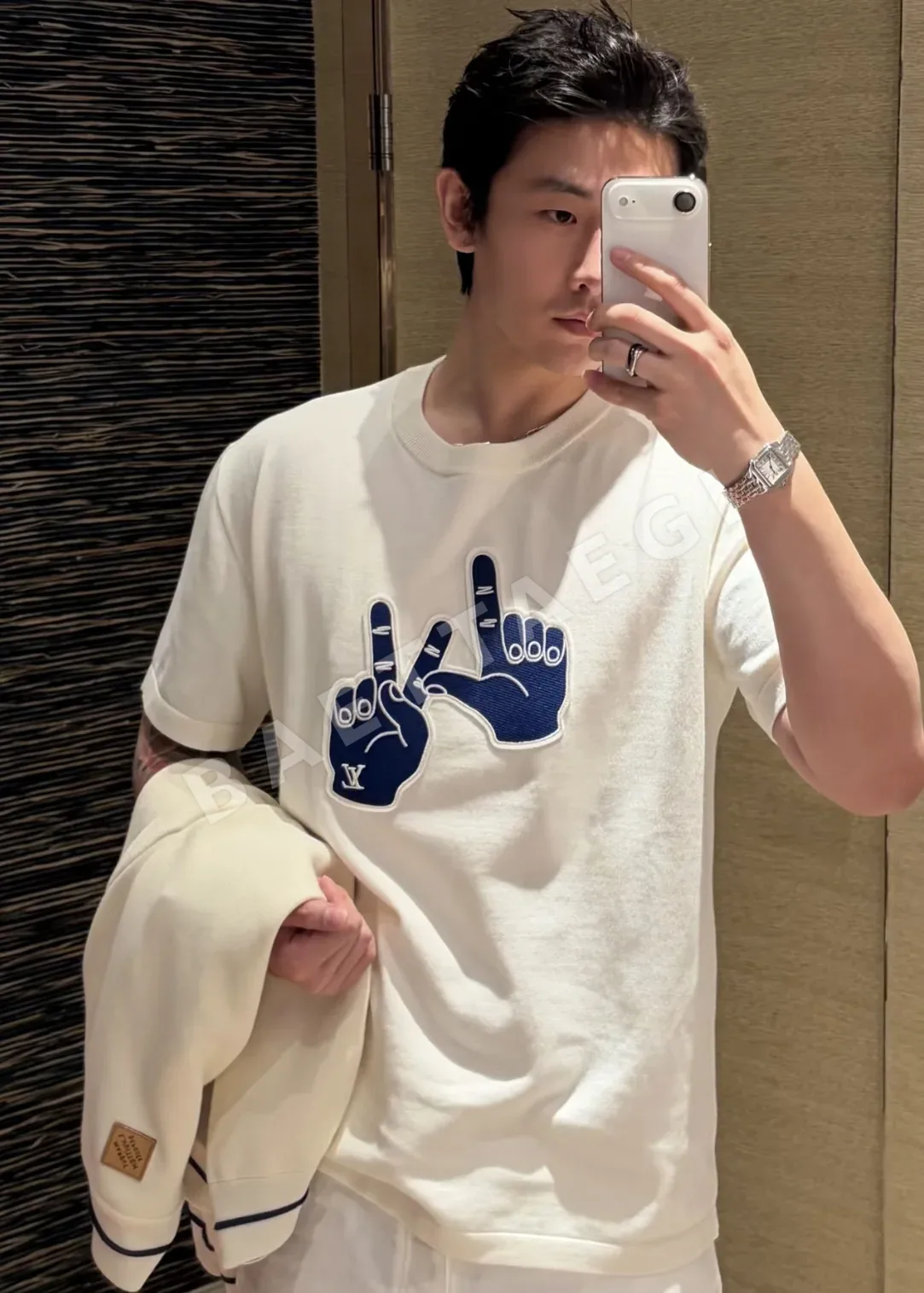 루이비통 핸드 제스처 로고 패치워크 남성 반팔 상세 이미지 8