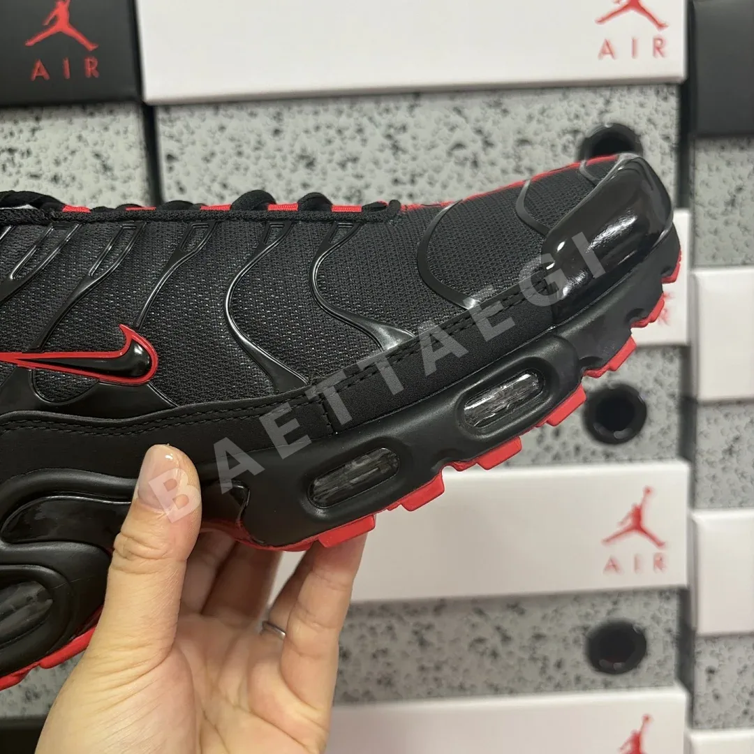 나이키 [DF] 에어 맥스 플러스 IM4868-010 201076 Nike Air Max Plus Black Red 상세 이미지 4
