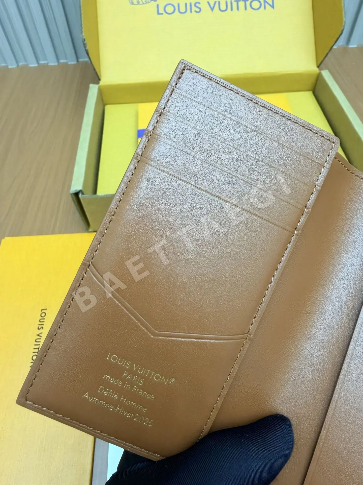 루이비통 M26059 레드 지갑 상세 이미지 6