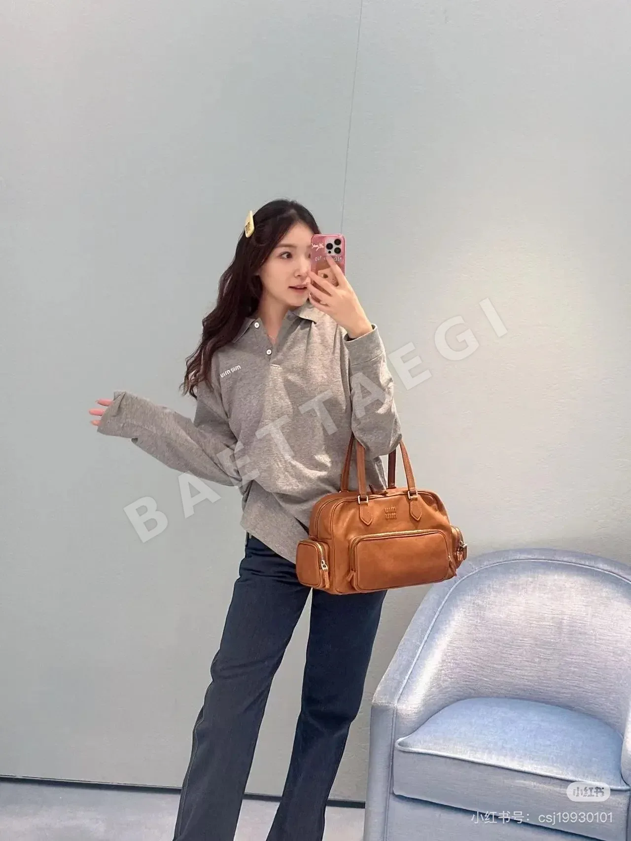 미우미우 로고 자수 오버핏 그레이 긴팔 폴로셔츠 상세 이미지 3
