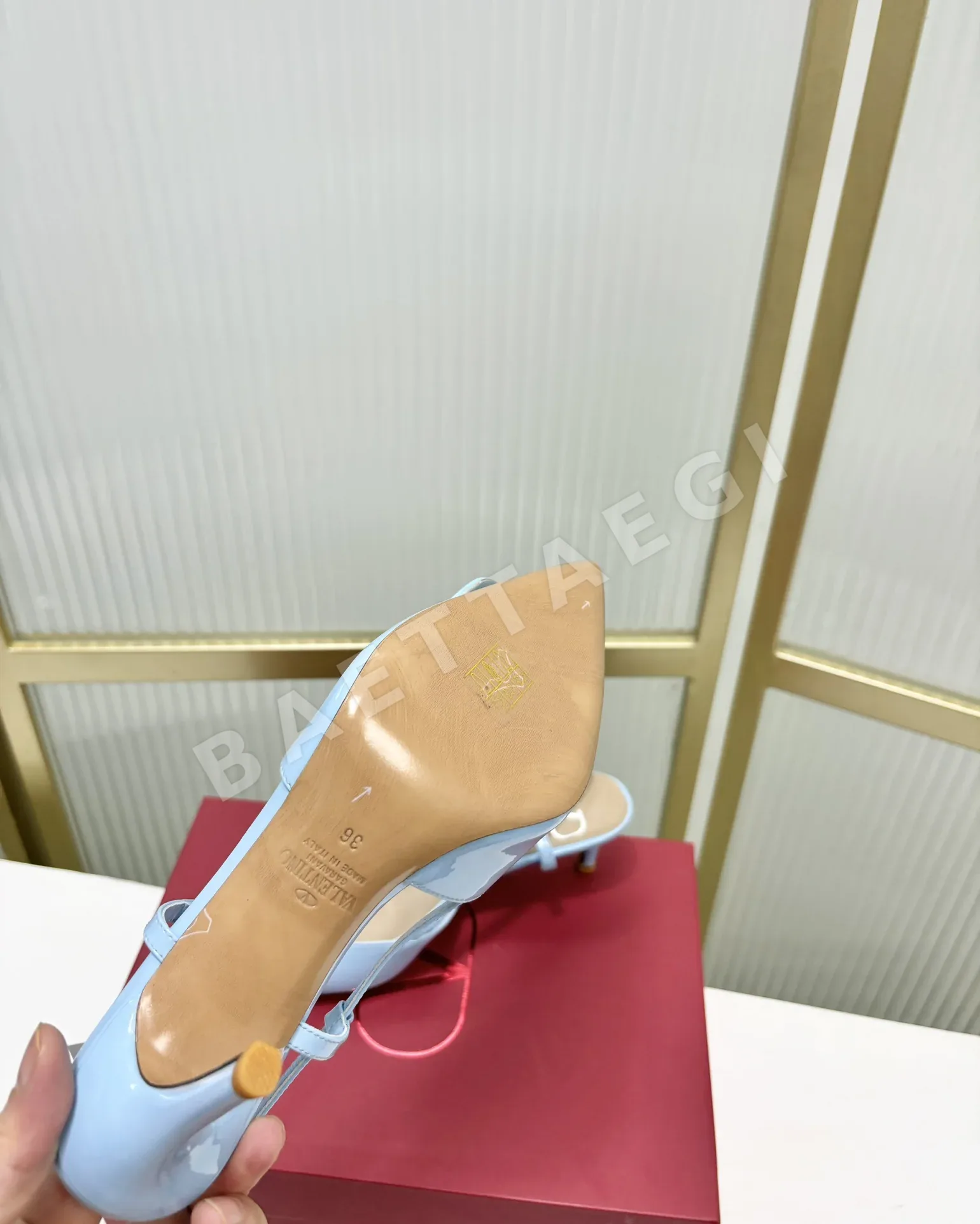 발렌티노 에나멜 가죽 V 버클 샌들 상세 이미지 8