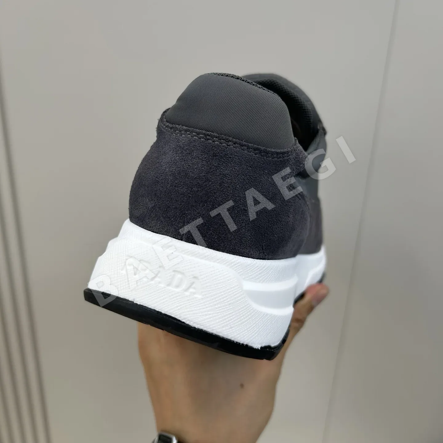 프라다 나일론 메시 남성 스니커즈 상세 이미지 8