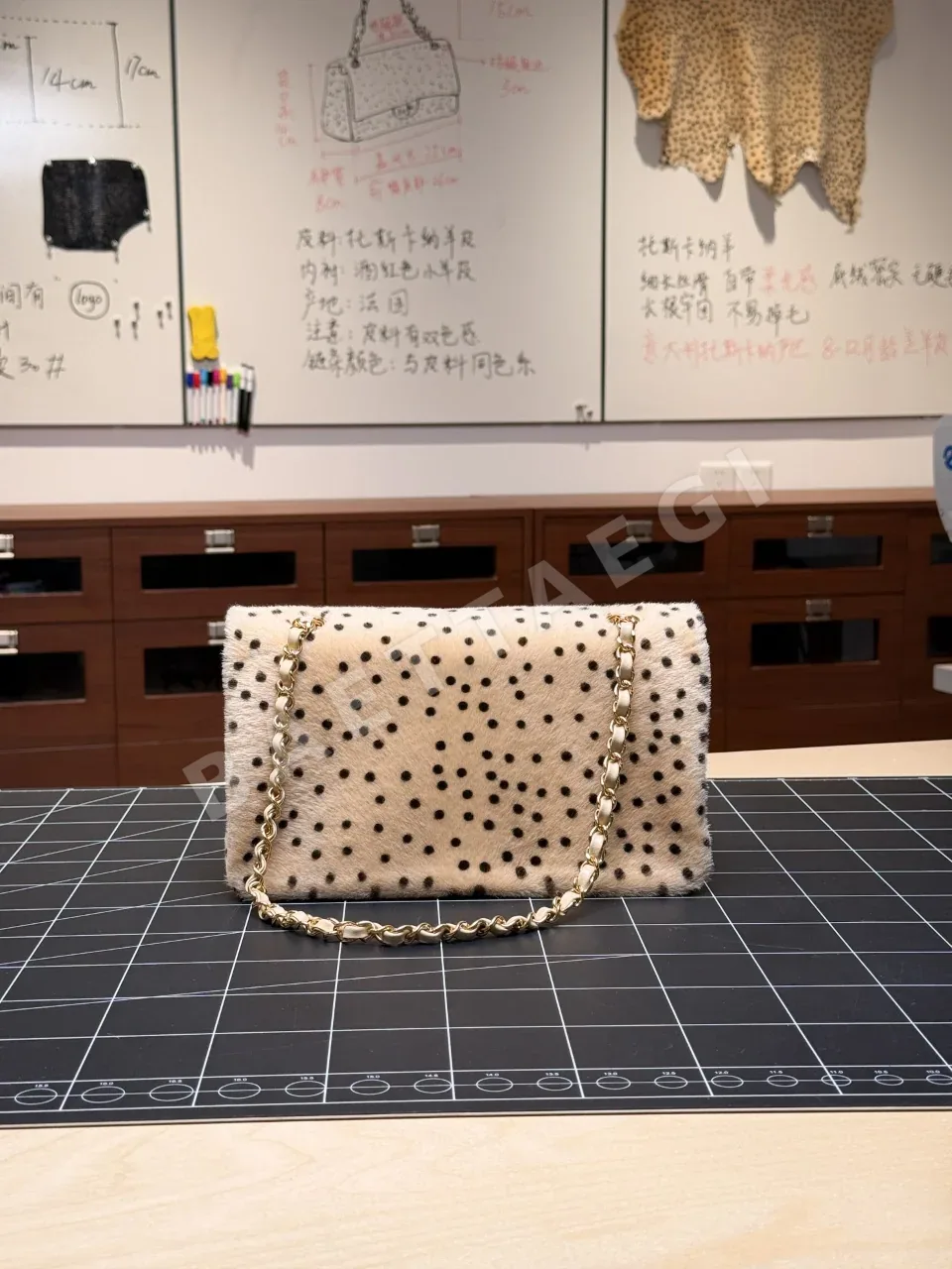 샤넬 26a 뚜껑 물방울 패턴 가방 상세 이미지 2