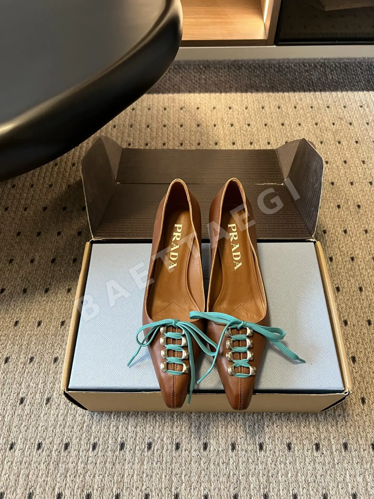 프라다 메탈 버클 리본 포인티드토 키튼힐 5.5 cm 148048