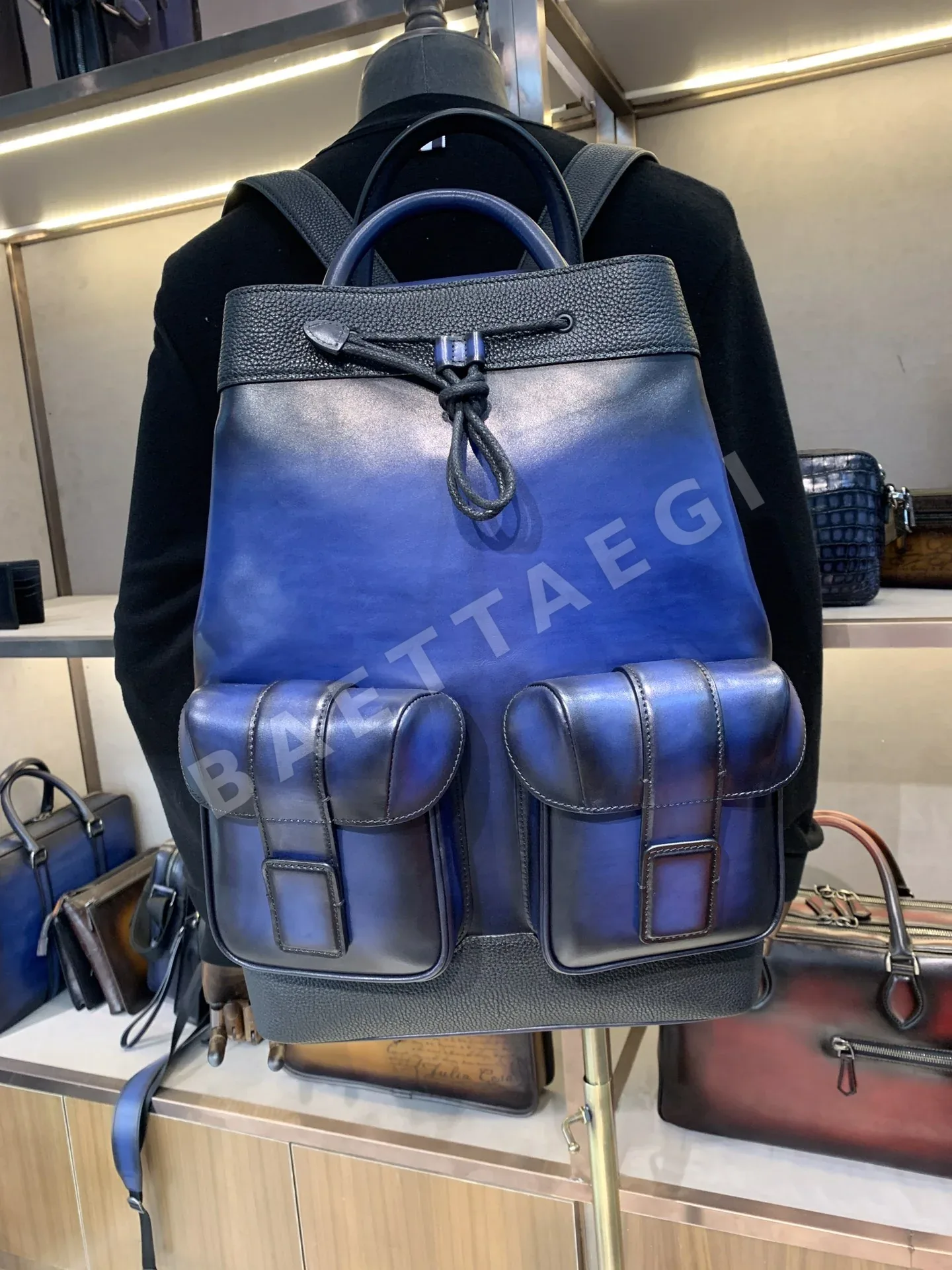 벨루티 송아지가죽 백팩 상세 이미지 1
