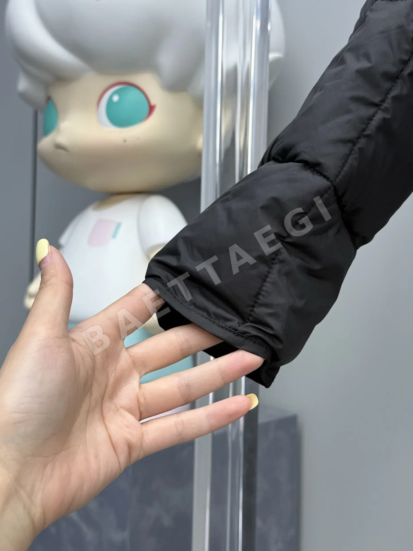몽클레르 카라마뉴 크루넥 벨트 숏 패딩 재킷 상세 이미지 6