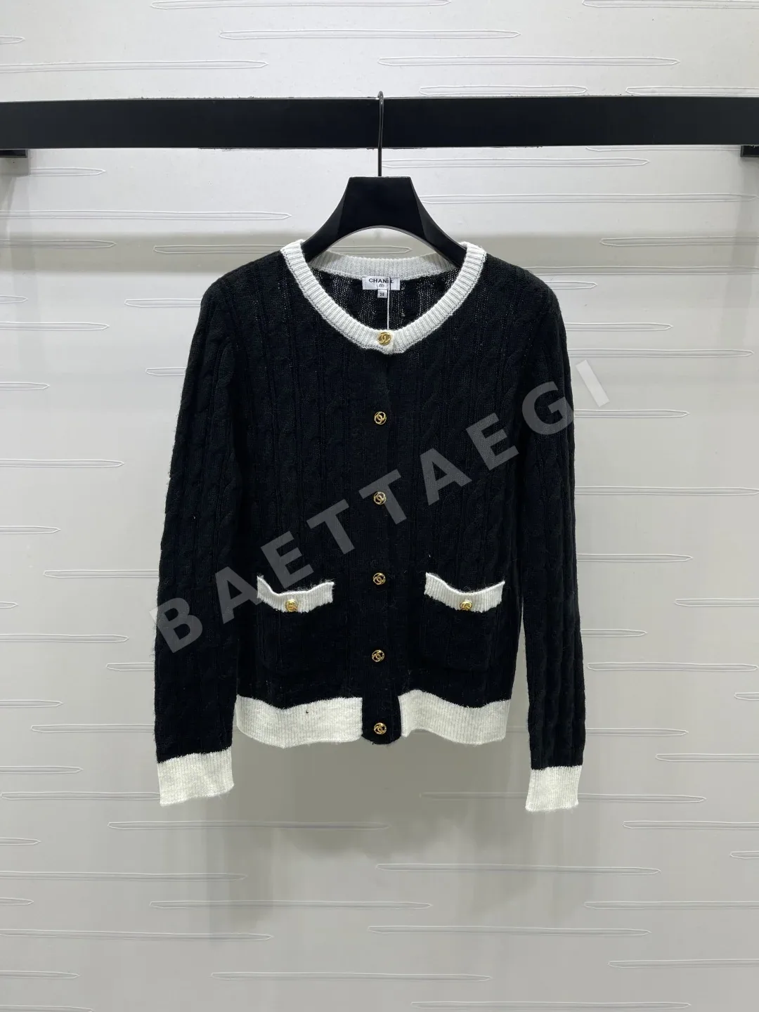 샤넬 케이블 니트 크루넥 여성 가디건 153597