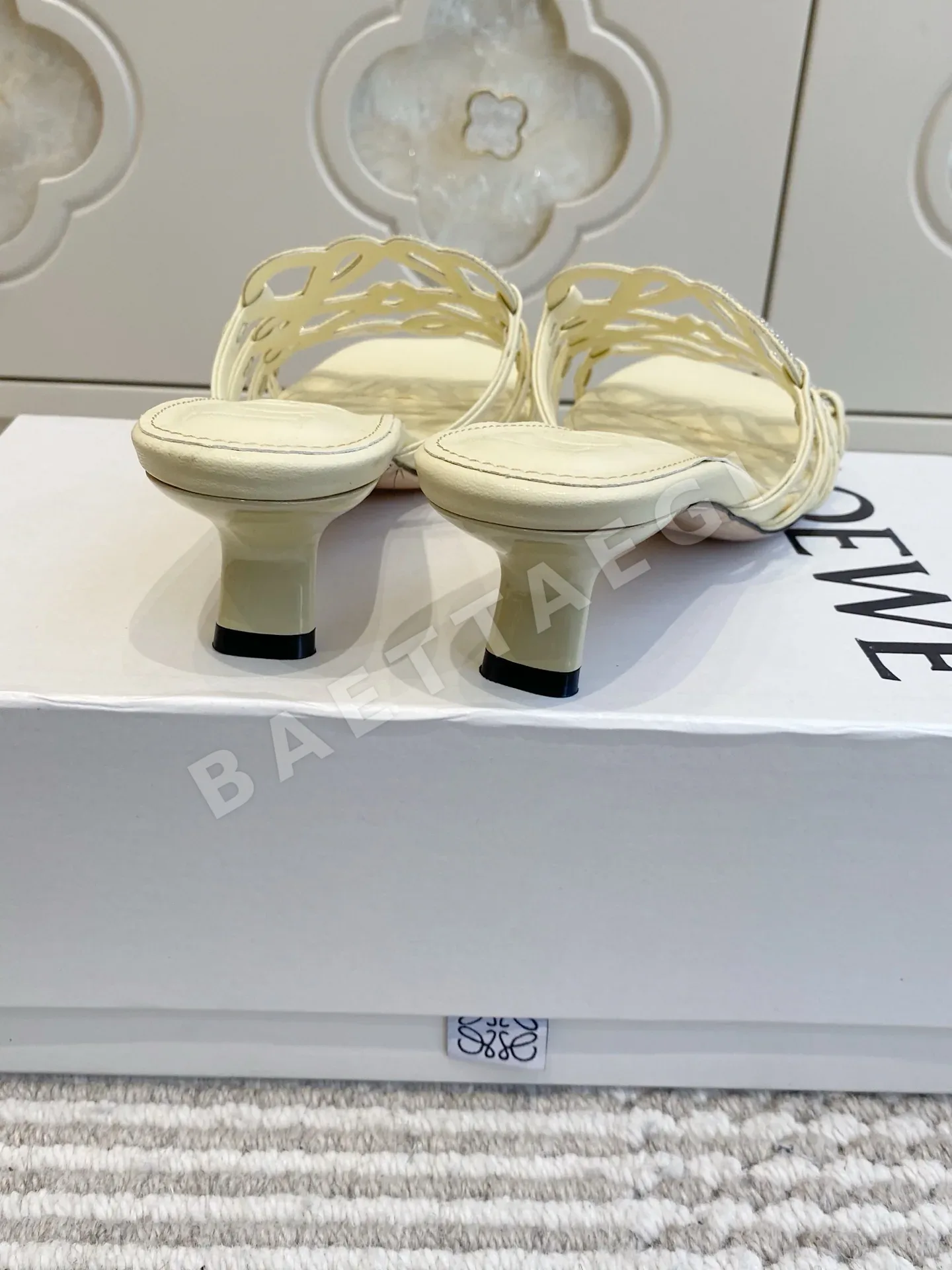 로에베 아나그램 라인스톤 키티 힐 플랫 상세 이미지 8