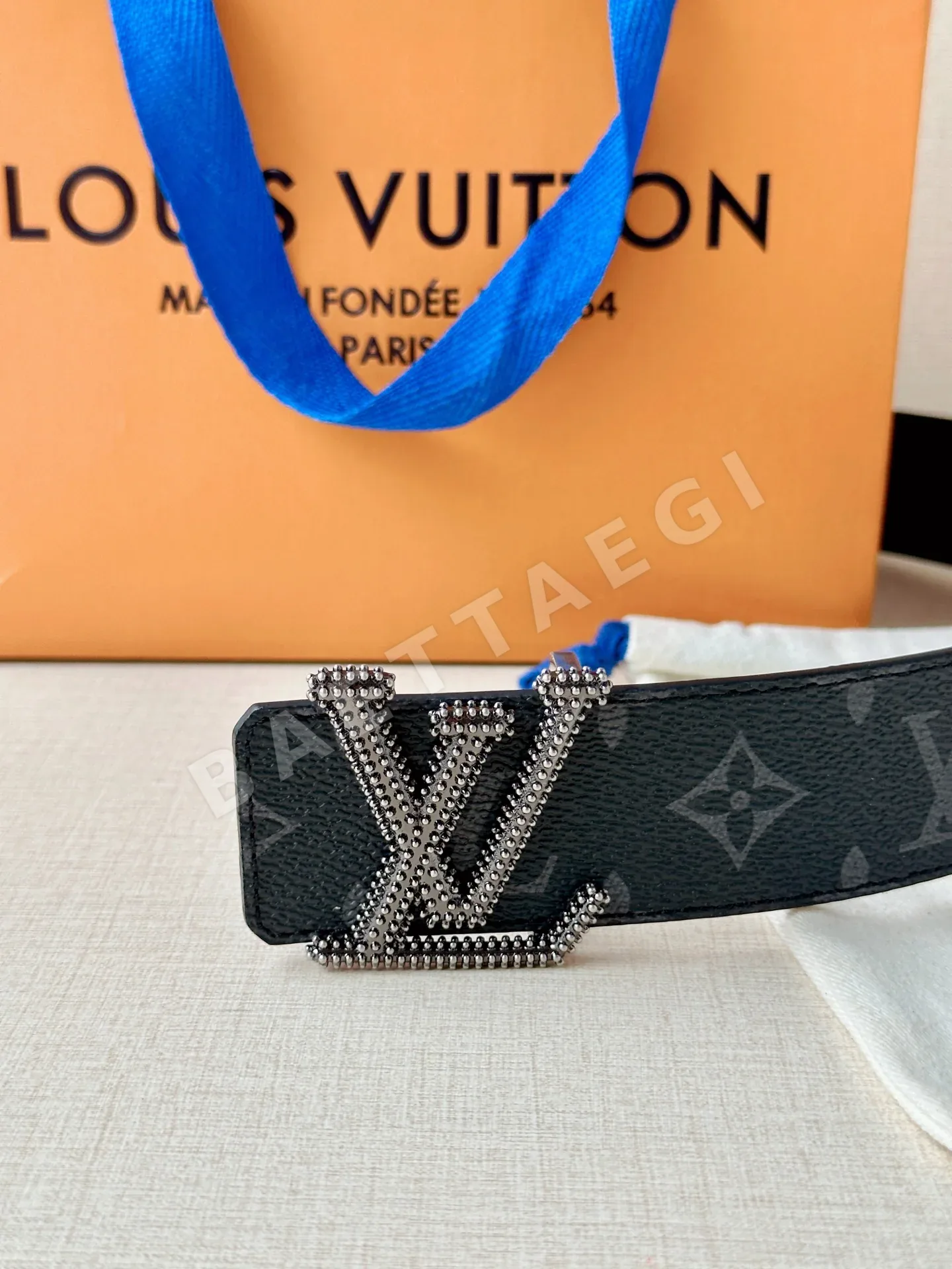 루이비통 LV 이니셜 스터드 리버서블 가죽 벨트 상세 이미지 6