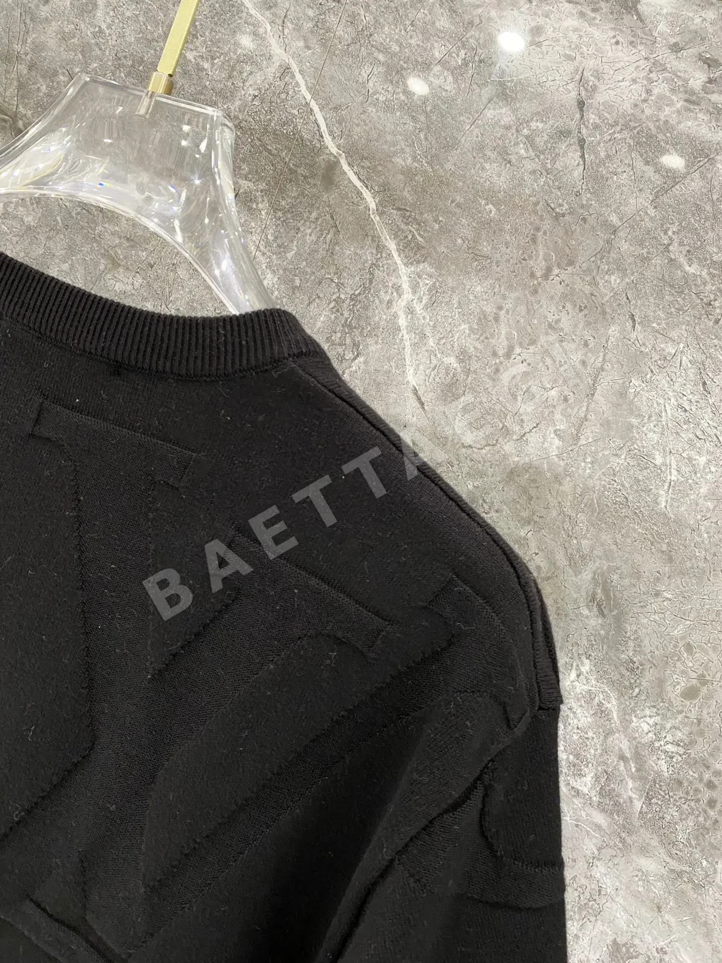 루이비통 엠보스드 자카드 니트 크루넥 반팔 티셔츠 상세 이미지 7