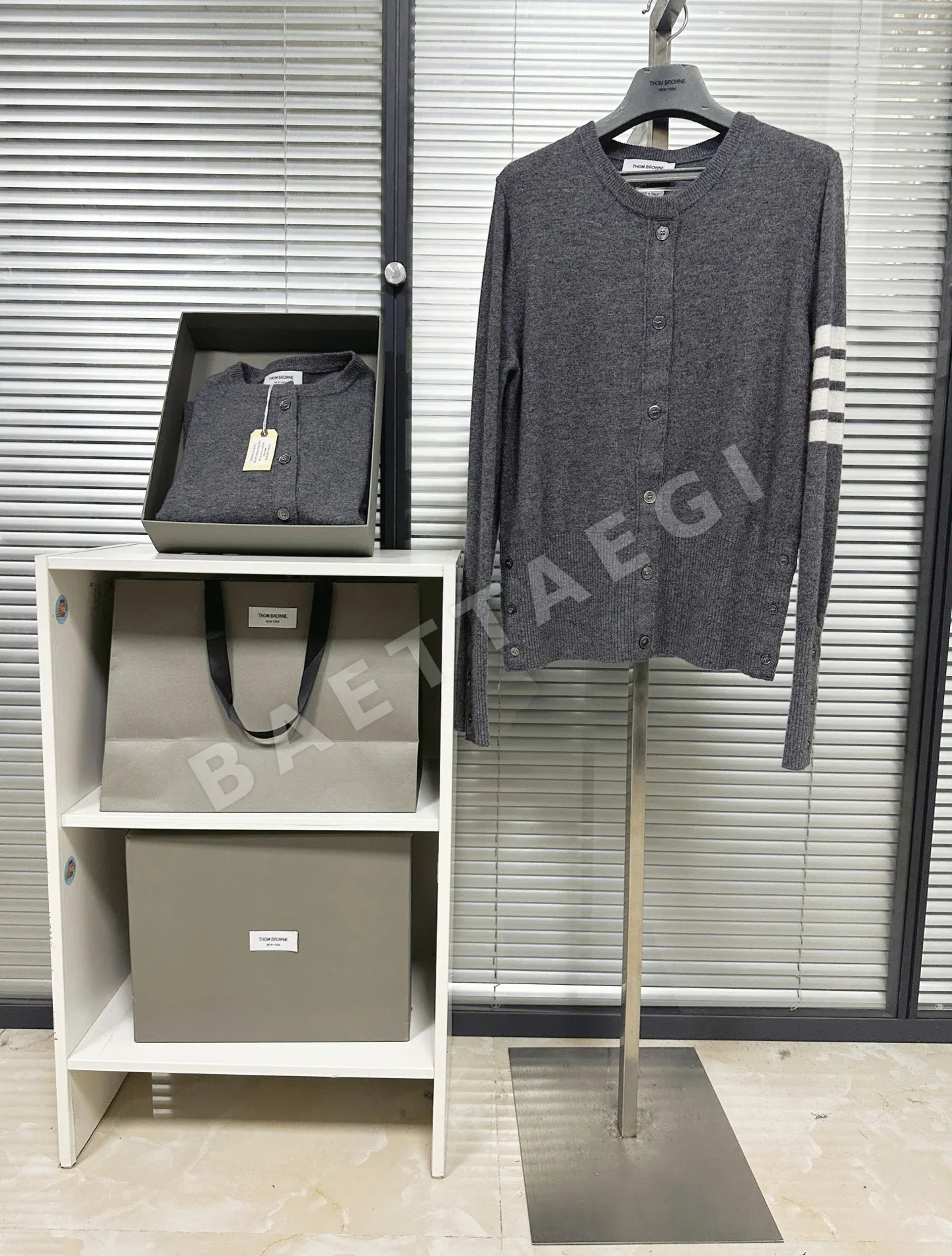 톰브라운 울 크루넥 6 버튼 가디건 상세 이미지 9