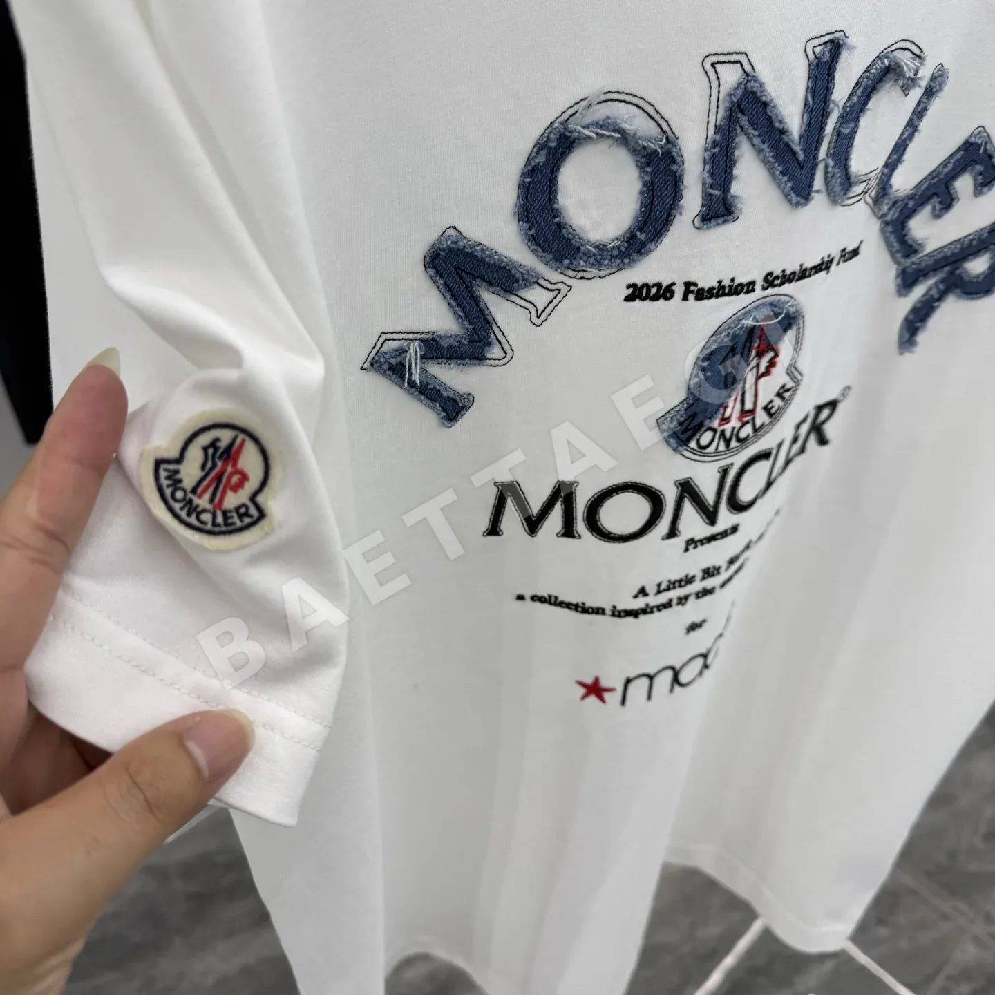 몽클레르 데님 아플리케 자수 반팔 티셔츠 상세 이미지 7