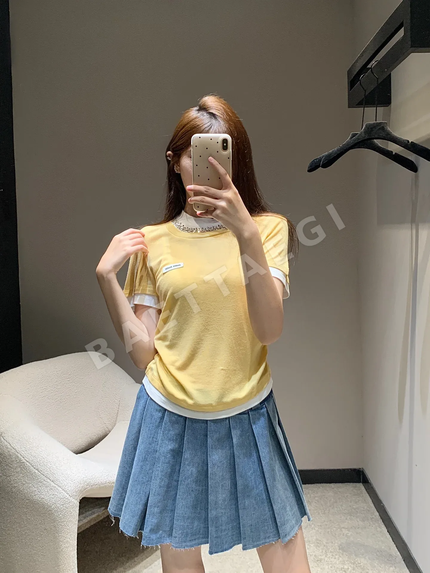 미우미우 라인스톤 넥 페이크 투피스 슬림핏 반팔 티셔츠 상세 이미지 3