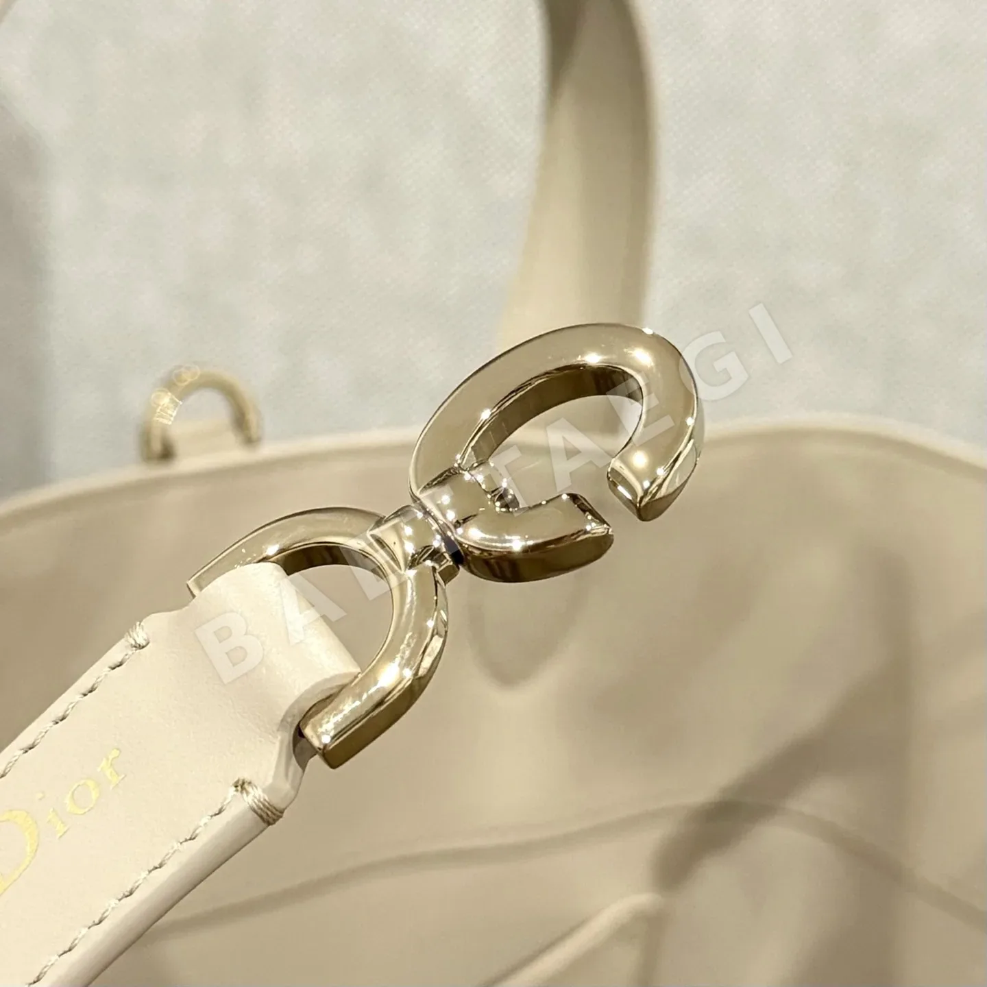 디올 송아지가죽 세로형 숄더백 상세 이미지 6