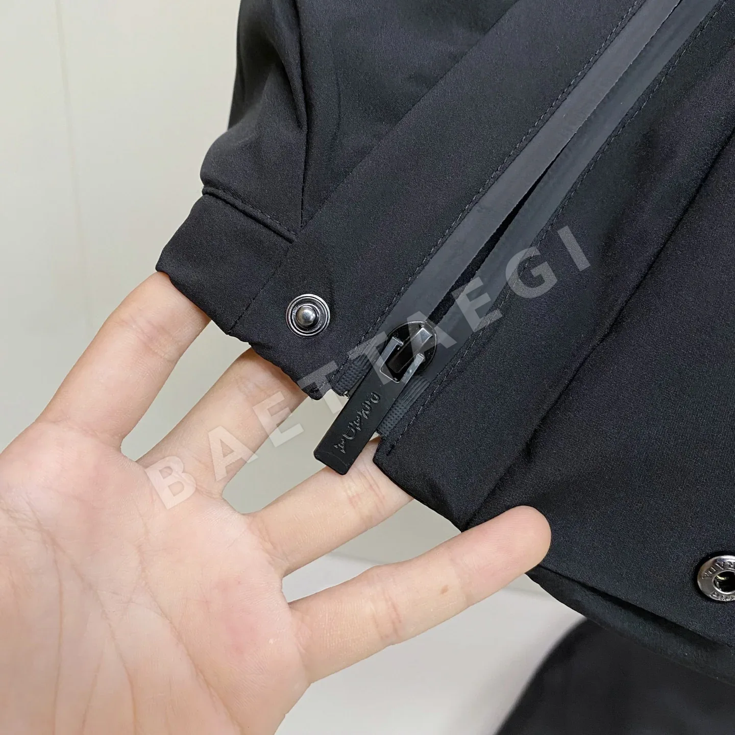 프라다 구스다운 남성 패딩 자켓 상세 이미지 9