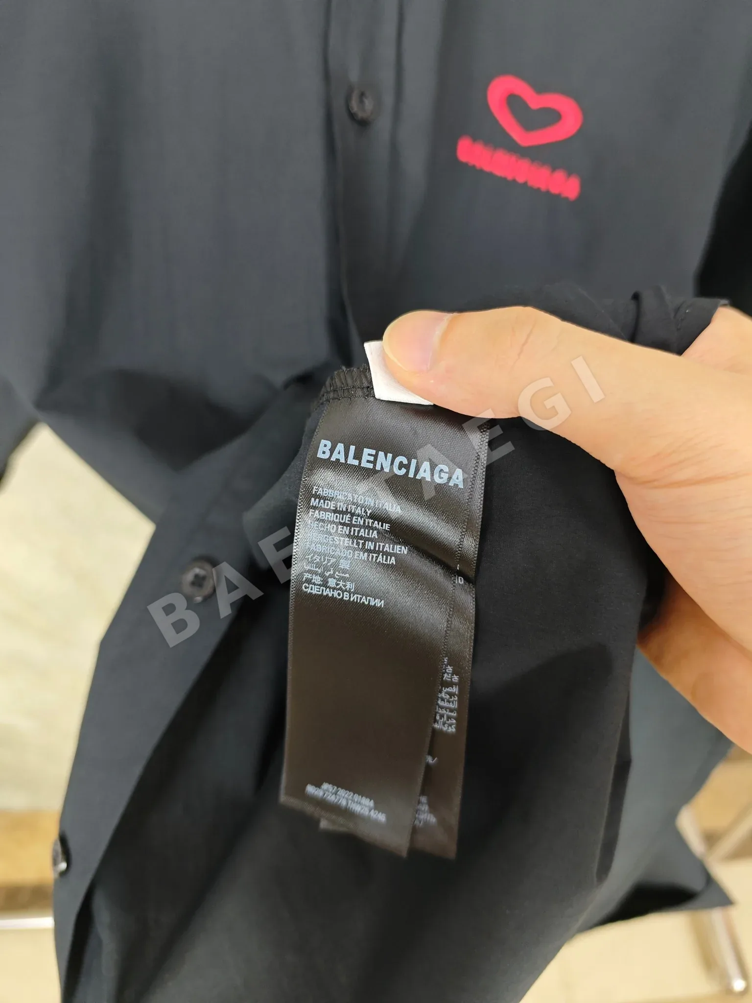 발렌시아가 하트 포인트 남성 반팔 티셔츠 상세 이미지 6